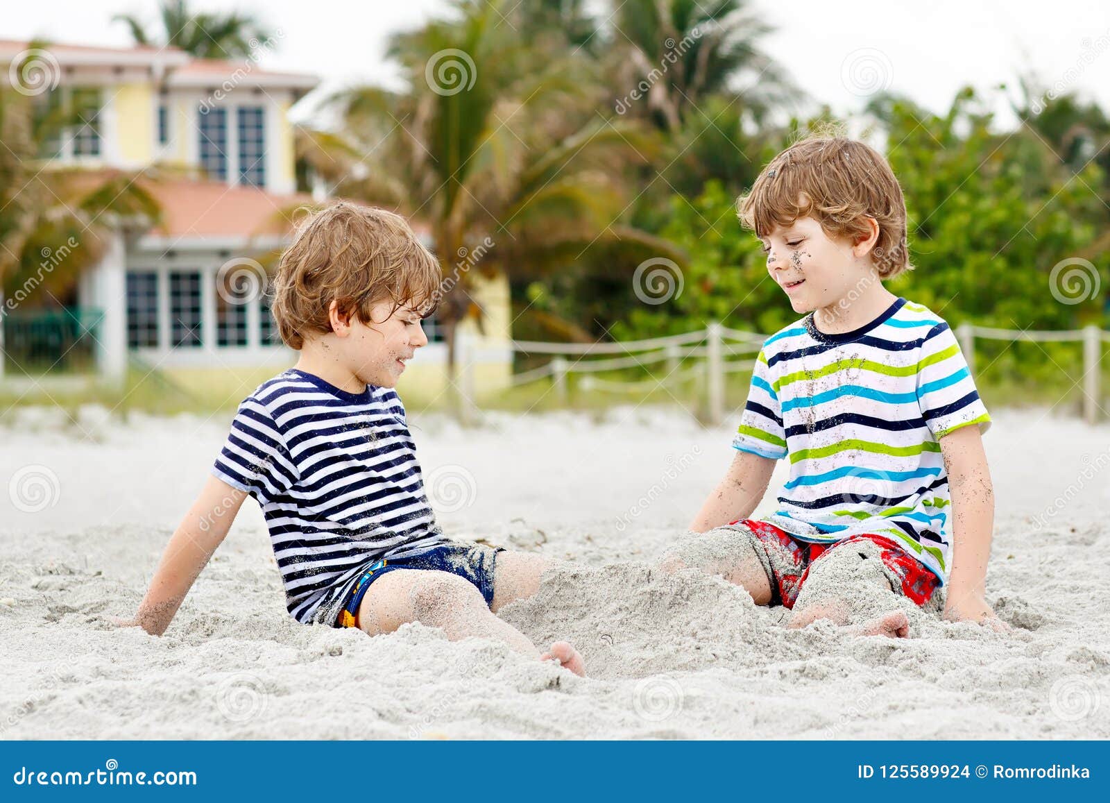 порно маленькие мальчики пляж фото 70