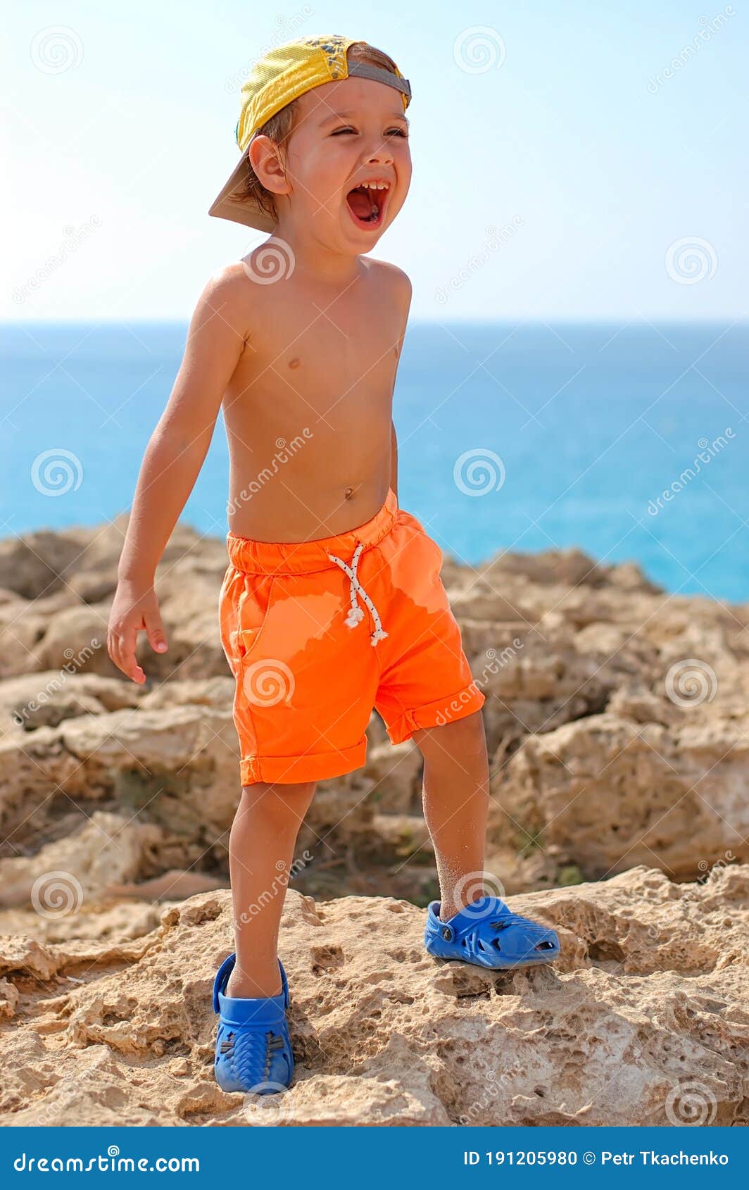 Мальчик в шортах и кавер на пляже в солнечный день. Семейные отдыха туристической поездки Стоковое Фото - изображение насчитывающей играть, океан: 191205980