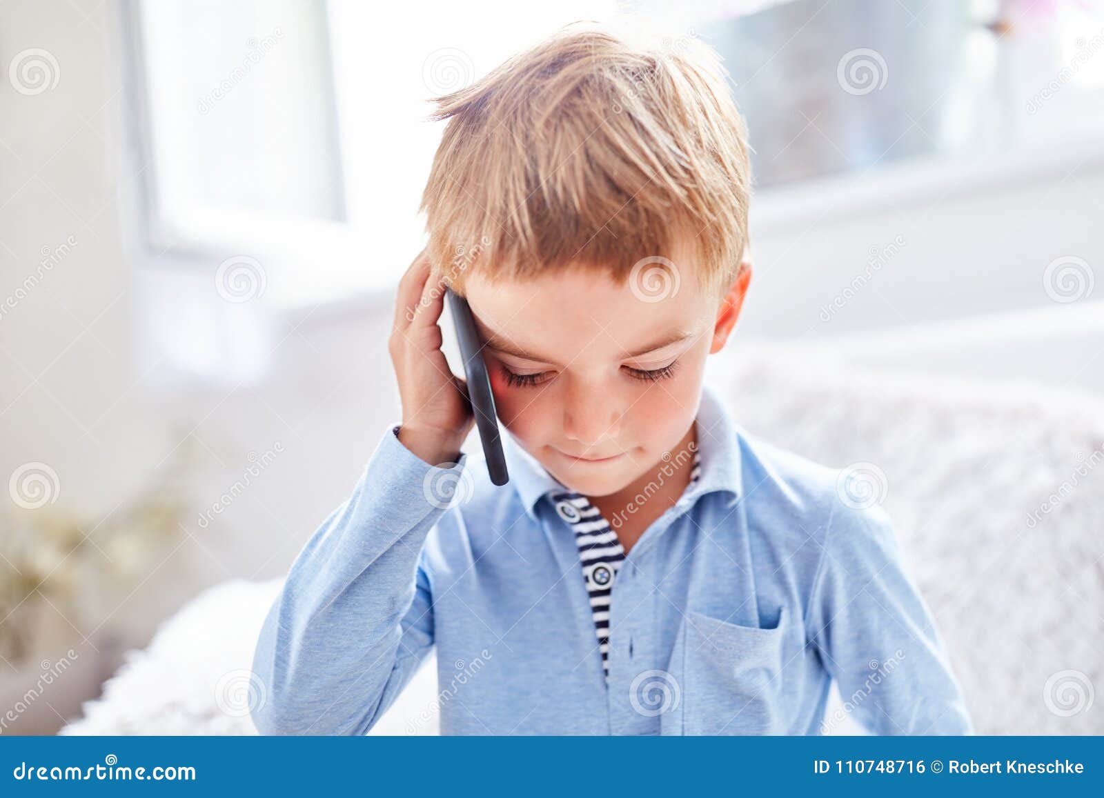 Включи телефон мальчик. Папа мальчик с телефоном. Мальчик звонит в полицию. Мальчик звонит в милицию. Юноша разговаривает по телефону.