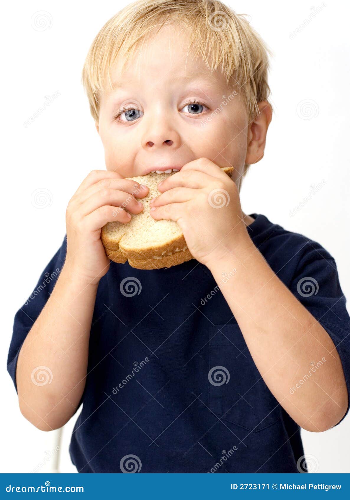 Кусая булочку по переулочку. Мальчик с булочкой. Мальчик ест бутерброд. Мальчик с бутербродом. Ребенок ест хлеб с маслом.