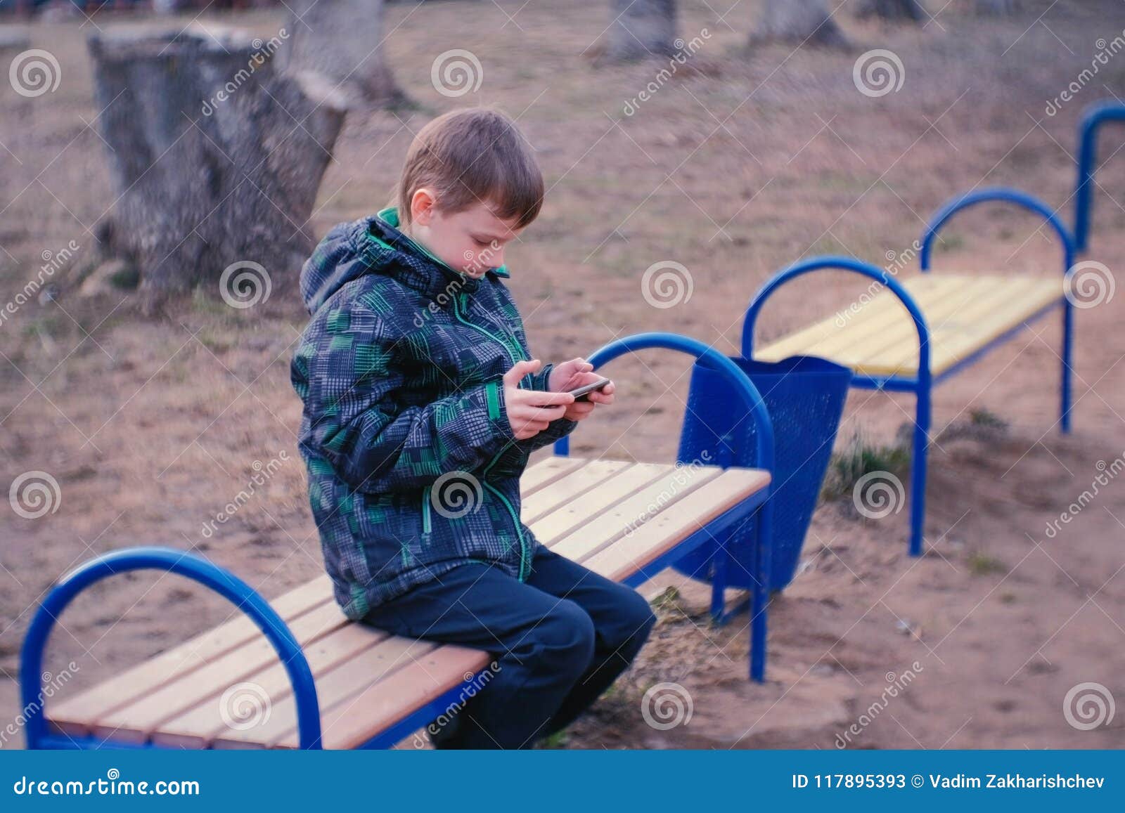Мальчик сидит в телефоне. Мальчик на скамейке. Дети сидят на лавочке. Мальчик сидит на скамейке. Мальчик сидит на лавке.
