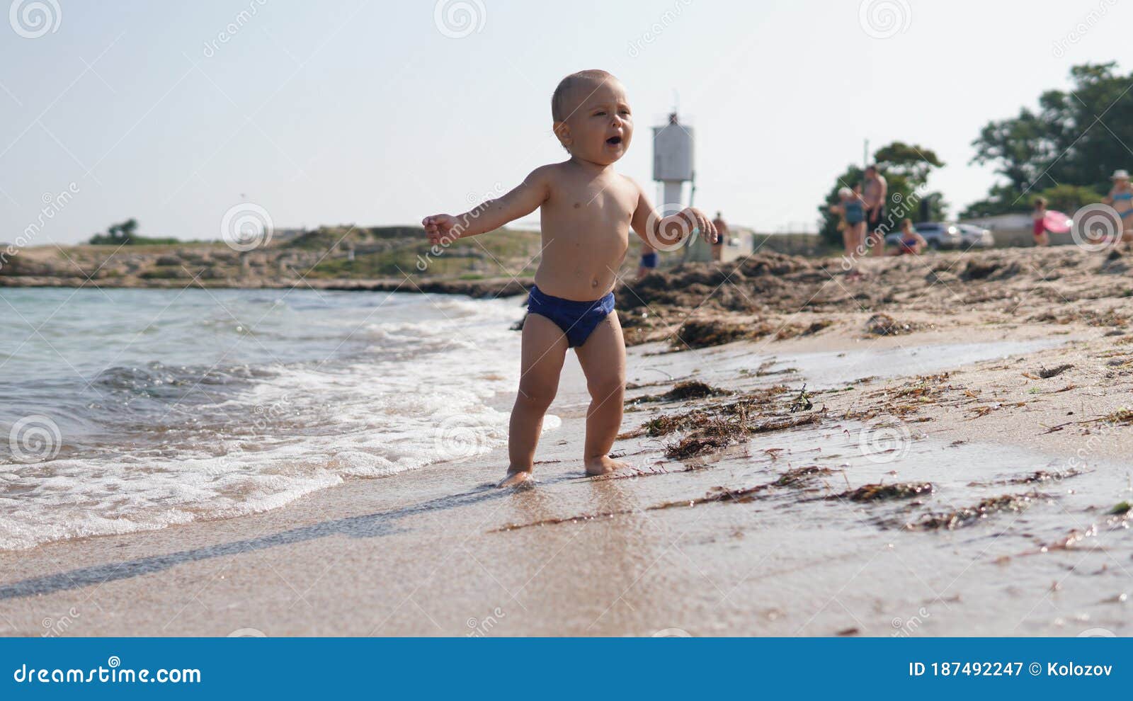 Мальчик, идущих на берегу моря вдоль морской волны Стоковое Изображение - изображение насчитывающей естественно, смотреть: 187492247
