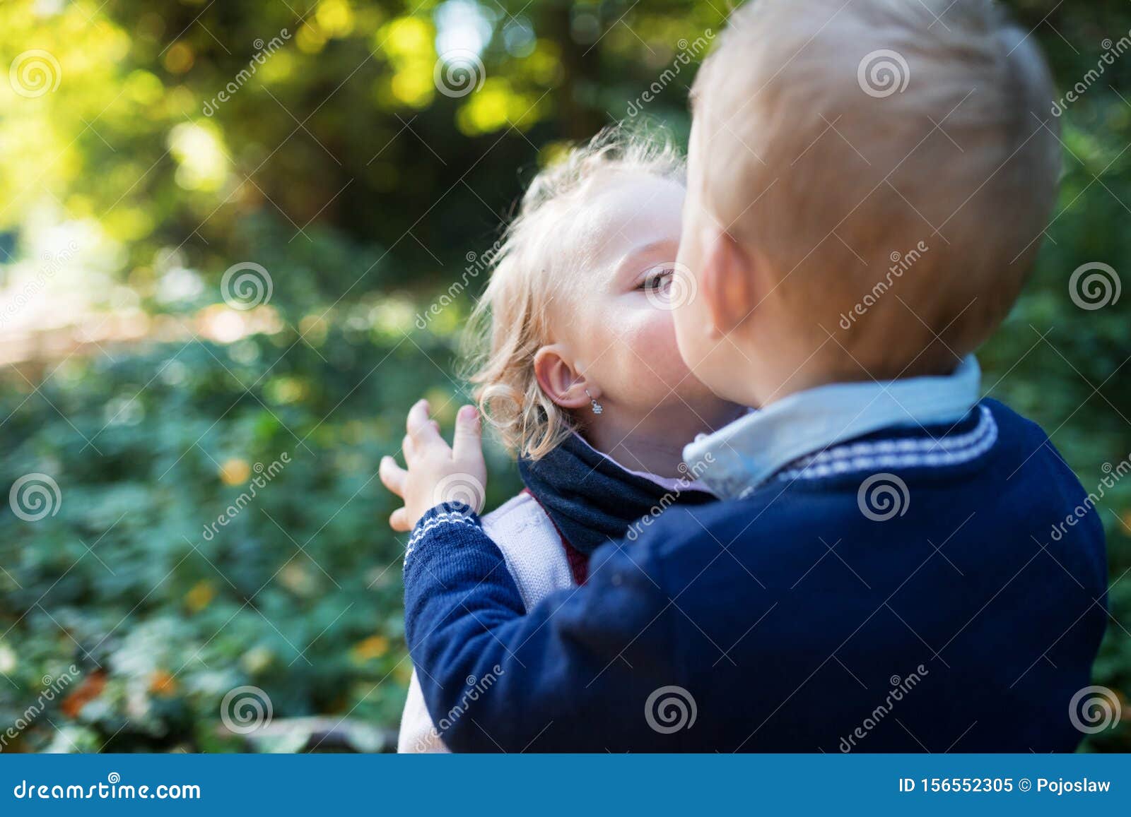 Поцеловал мальчика в живот. Мальчика девочку которую целуются в лесу.