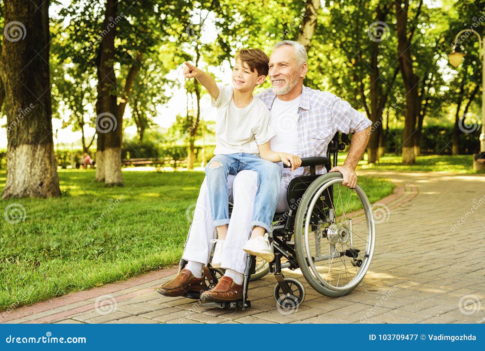 Что объединяло подростка и его деда. Дед на инвалидной коляске. Дедушка в инвалидном кресле. Старик в коляске. Инвалид в коляске в парке.