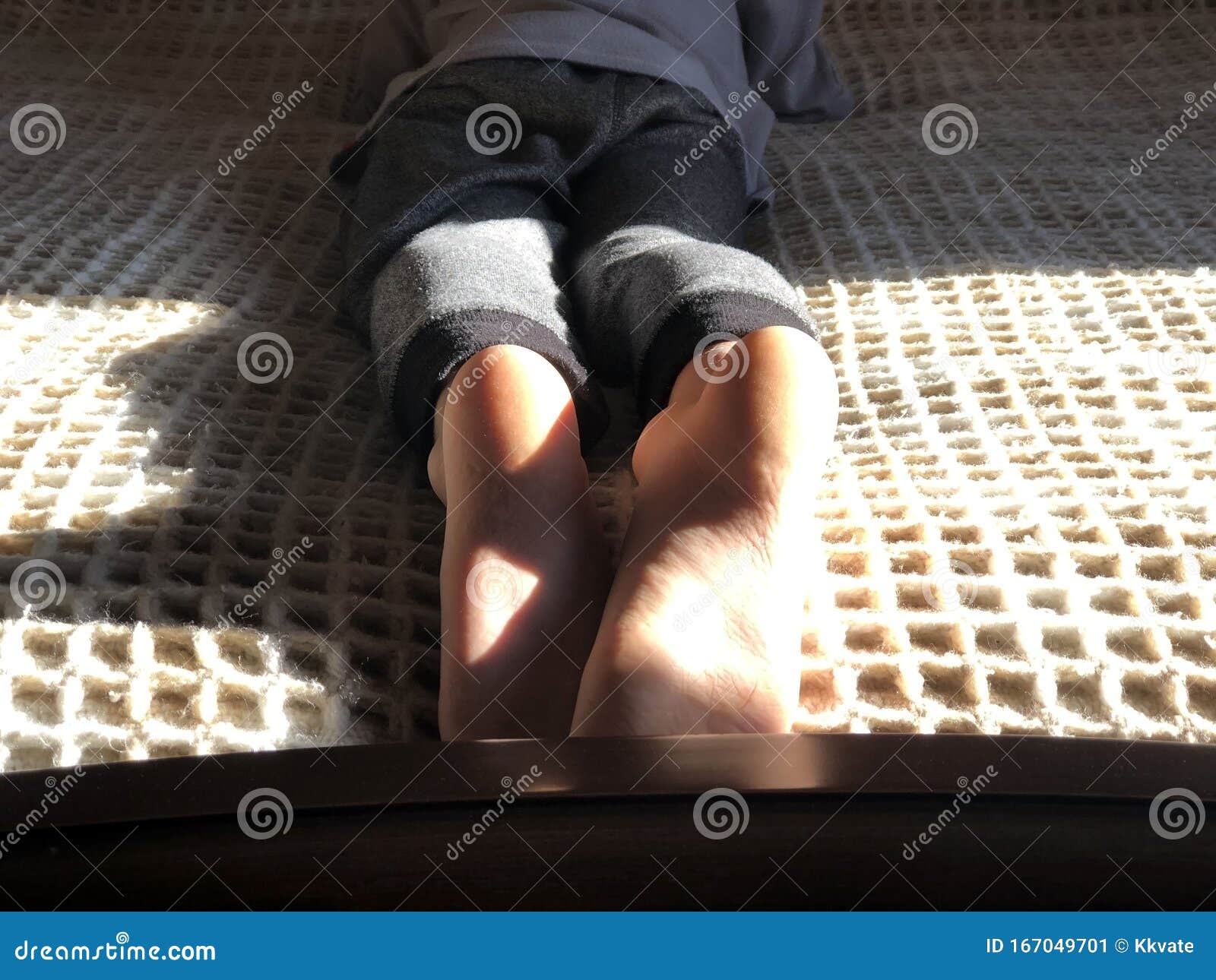 Мальчик лежал на конце-вверх кровати Крупным планом ног мальчика Пальцы на  ногах Стоковое Изображение - изображение насчитывающей чулки, ослабьте:  167049701