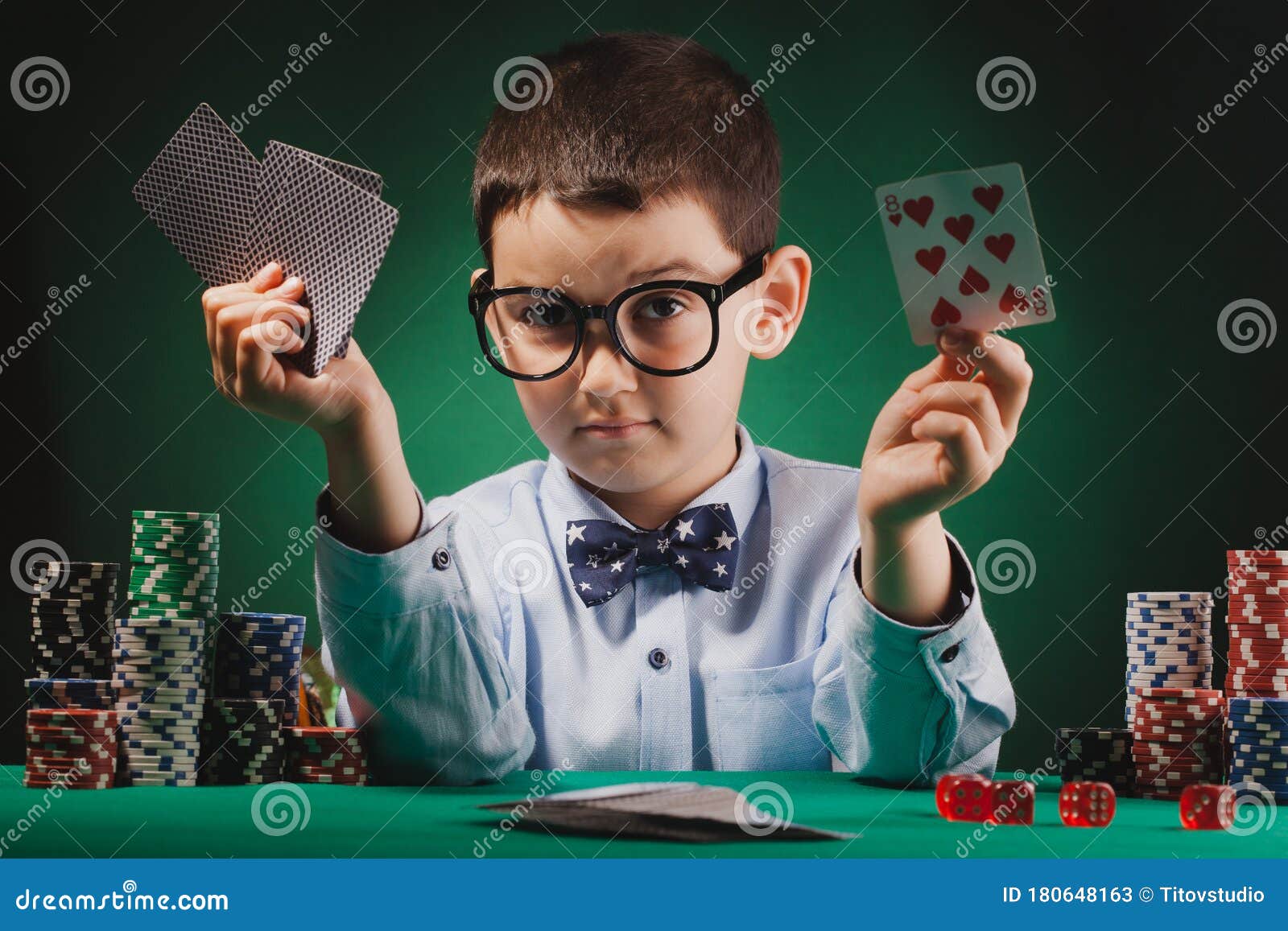 Маленький мальчик играл в карты ставки на спорт лаки что это