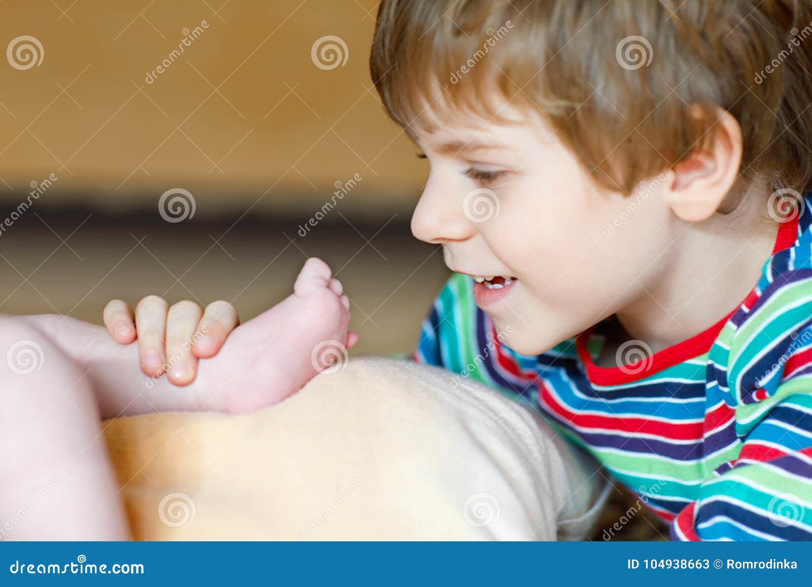Яички мальчика рассказы. Яйца маленького мальчика. Маленькие яички у мальчика. Мальчики с маленькими яичками. Мальчишки играются с ножками.