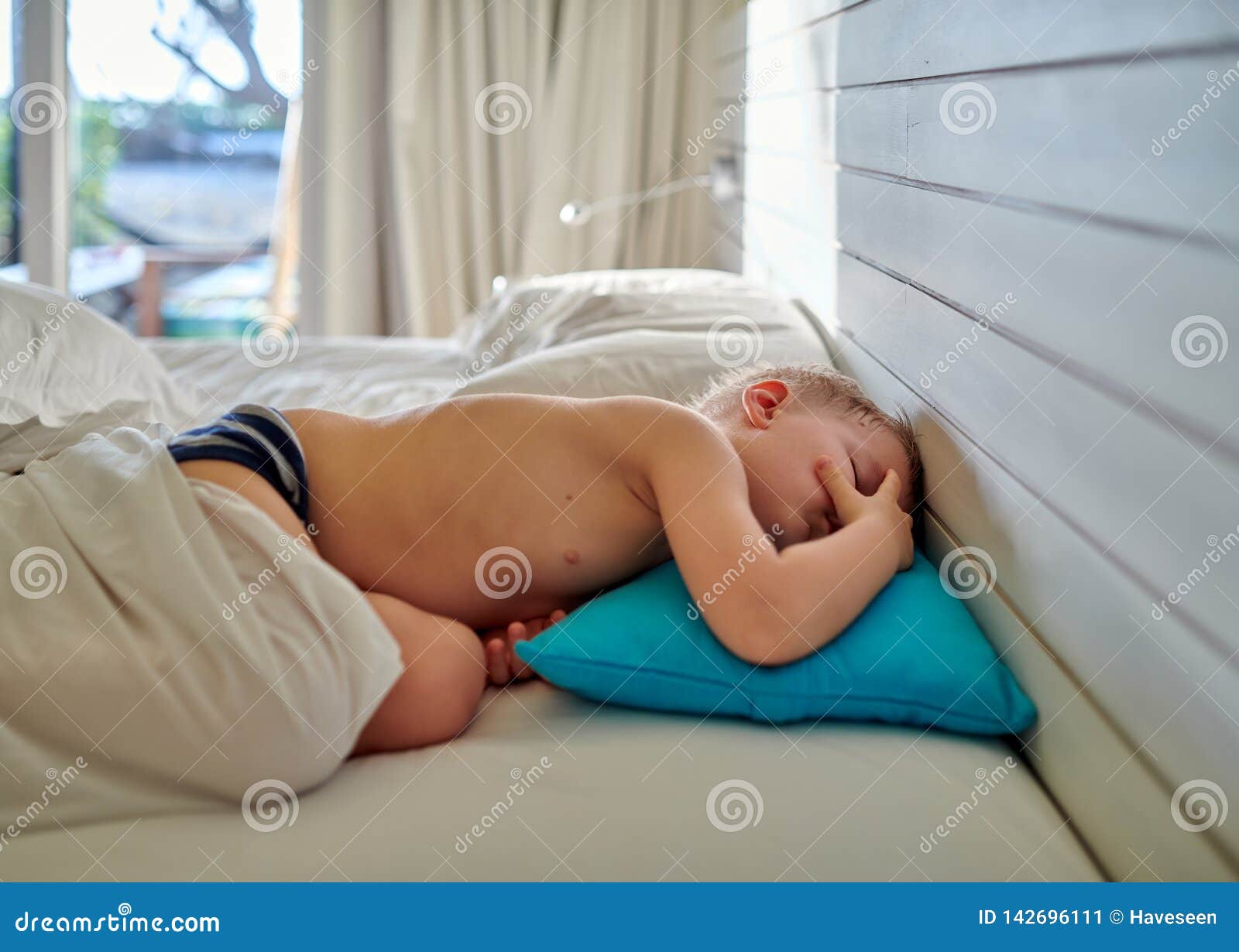Спящему мальчику сняли трусы. Спящий мальчик. Спящие мальчики. Мальчишки спят.