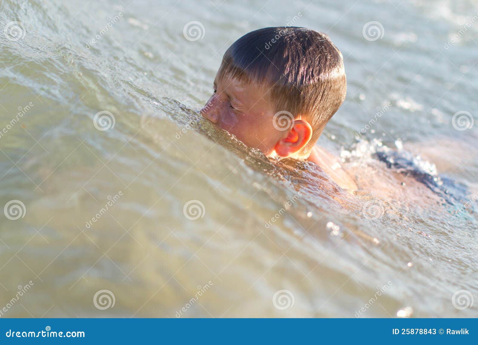 Маленький мальчик купаться. Купание мальчика 10 лет. Мальчики 10 лет купаются в море. Мальчик купается радостный в море. Купание мальчика 10 лет на море.