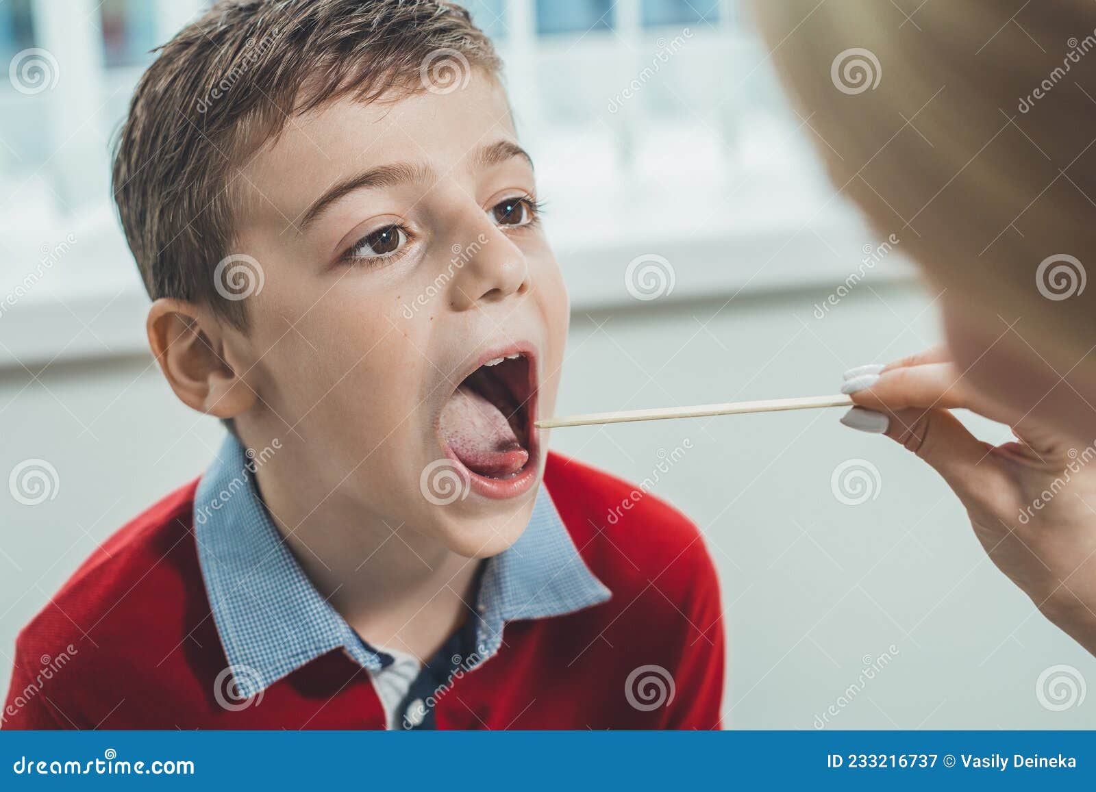 Мальчик открывающий рот