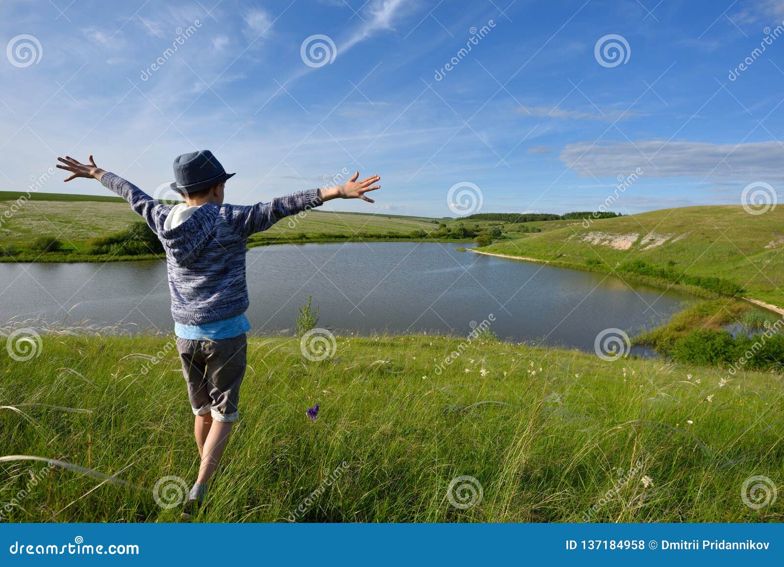 Побегу к реке. Бежит река. Мальчик бежит к реке. Мальчик радостно бежит. Мужчина бежит к реке.