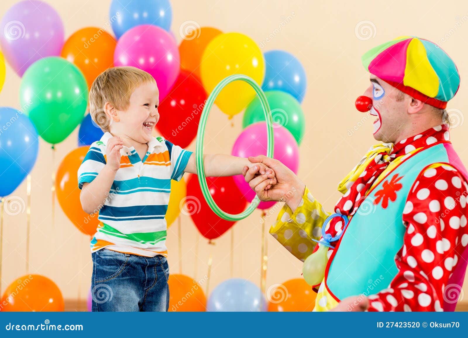 Музыкальные игры на день смеха. Клоуны для детей. Клоун на детском празднике. Детский клоун на день рождения. Клоуны на праздник детям.