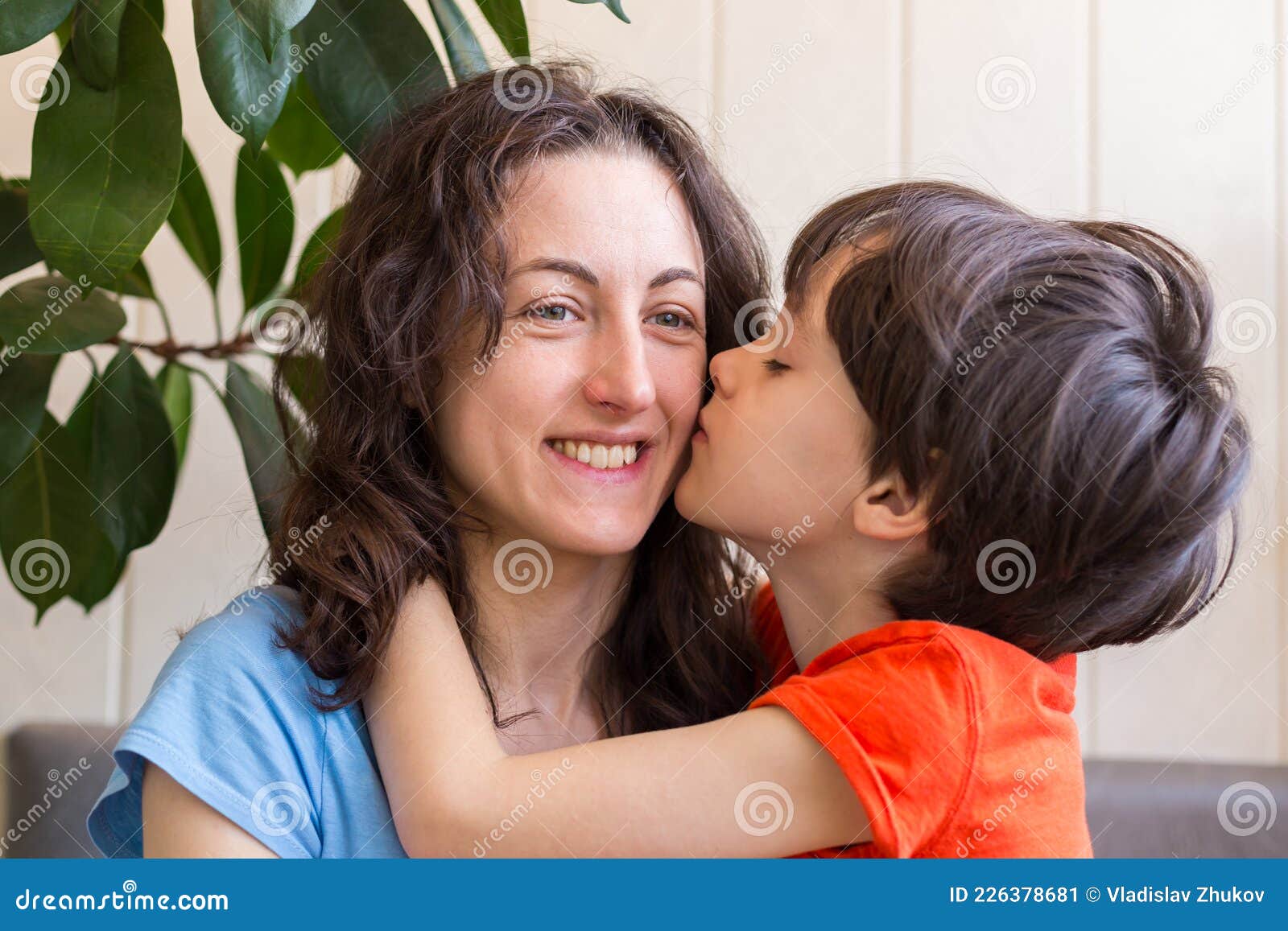 Видео целовать маму. С днем матери ребенок целует маму. Мальчик целует маму. Мальчик поздравляет маму. День матери мальчик целует маму.