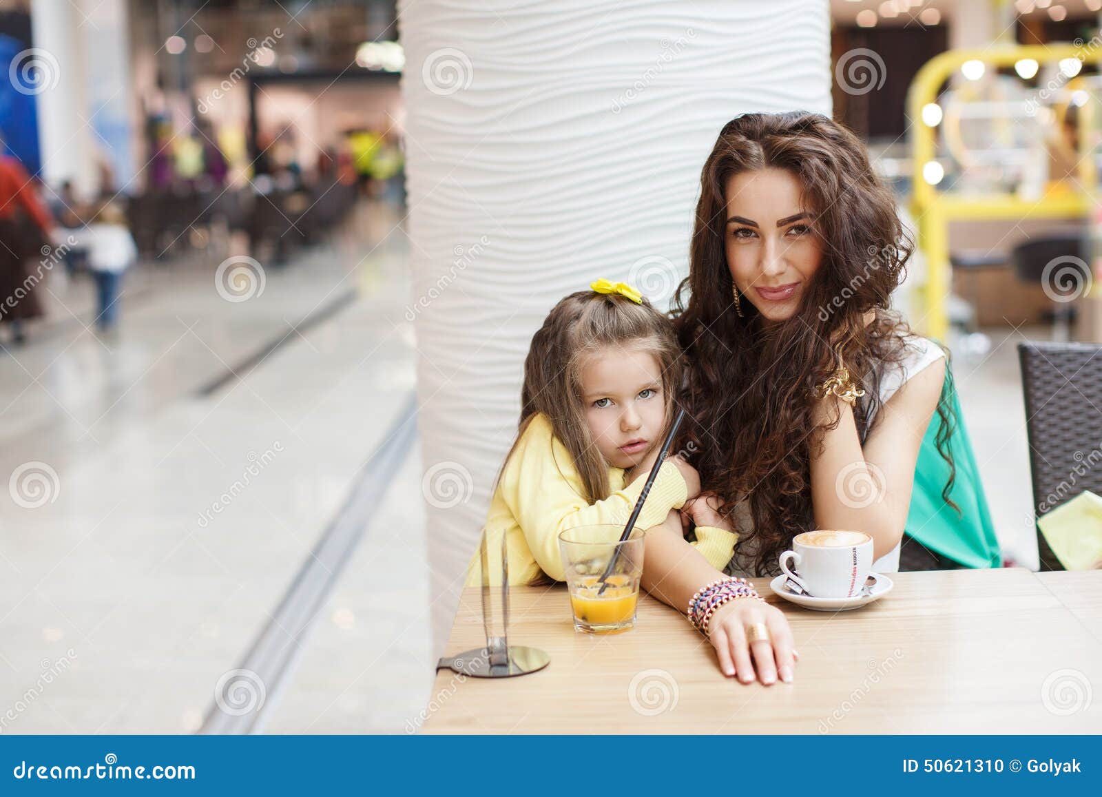 Дочь пьет что делать. Фотосессия с дочкой в кафе. Мама и дочь в кафе. Фотосессия мама и дочка в кафе. В кафе с дочкой.