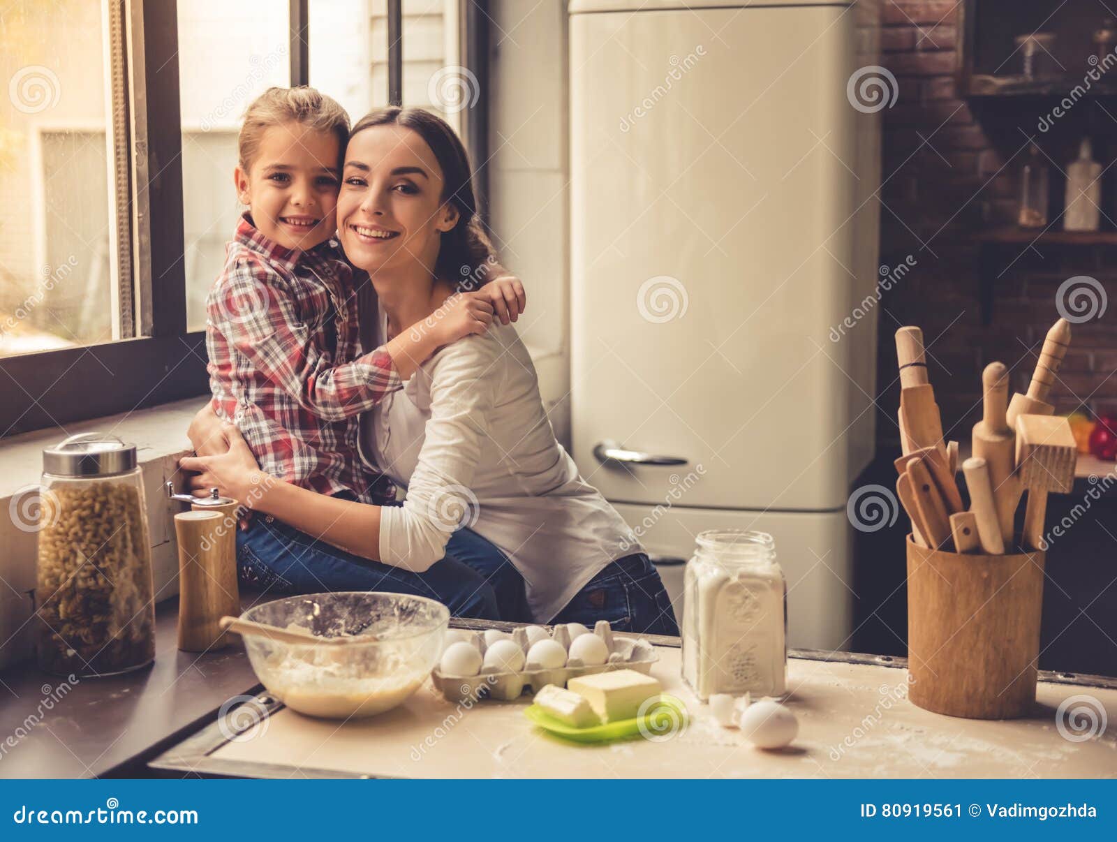 Мама с дочкой на кухне. Фотосессия мама и дочка на кухне. Фотосессия на кухне мама и дочь. Фотопроект мама с дочкой на кухне. Фотосет мама с дочкой на кухне.
