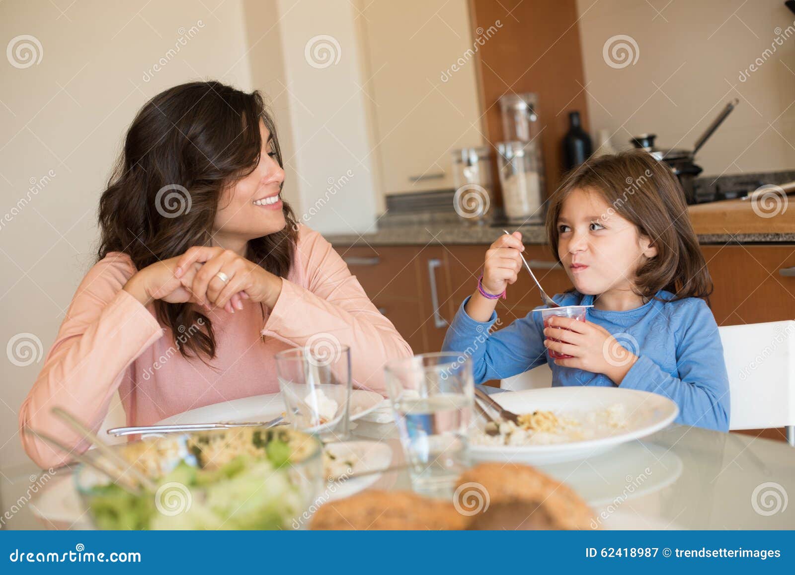 Mommy take. Мама и дочка обедают. Мама и дочка ужинают. Мама и дочка ужинают на кухне. Мама и ребенок обедают.