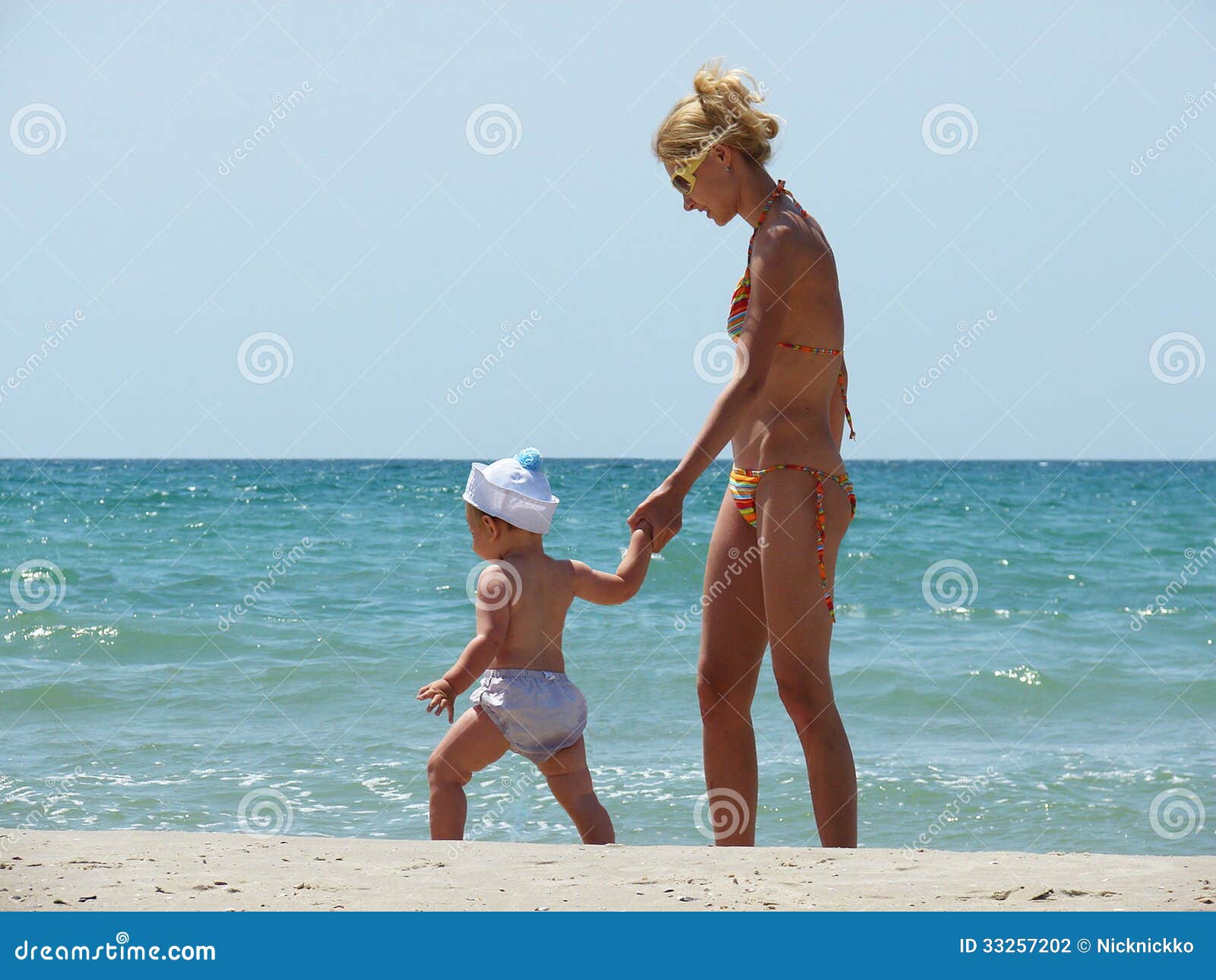 сын на пляже голым фото 60