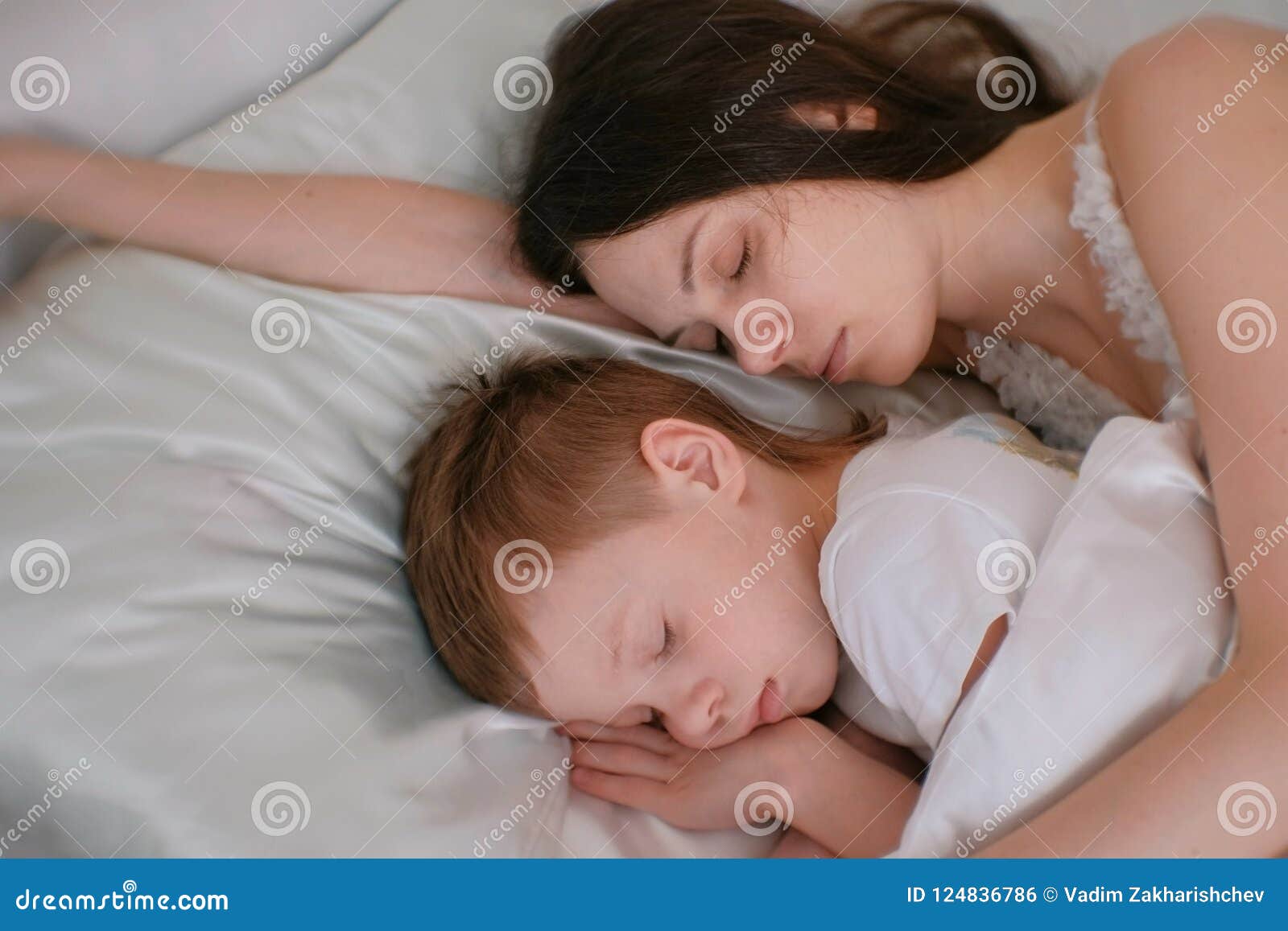 Жена в постели сына. Спящий подросток и мама. Мать с сыном спят в кровати. Усыпляет сына. Сын с мамой спят и обнимаются.