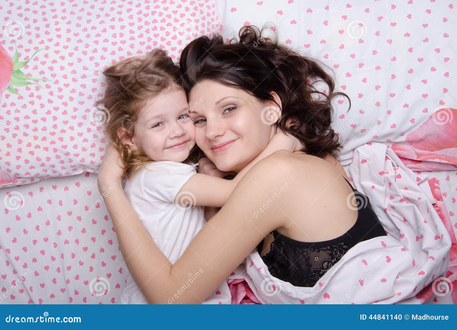 Мама лежит дочки. Мать и дочь обнимаются постель. Дочь на кровати. Дочка лежит на маме. Девочки с мамой на кровати.