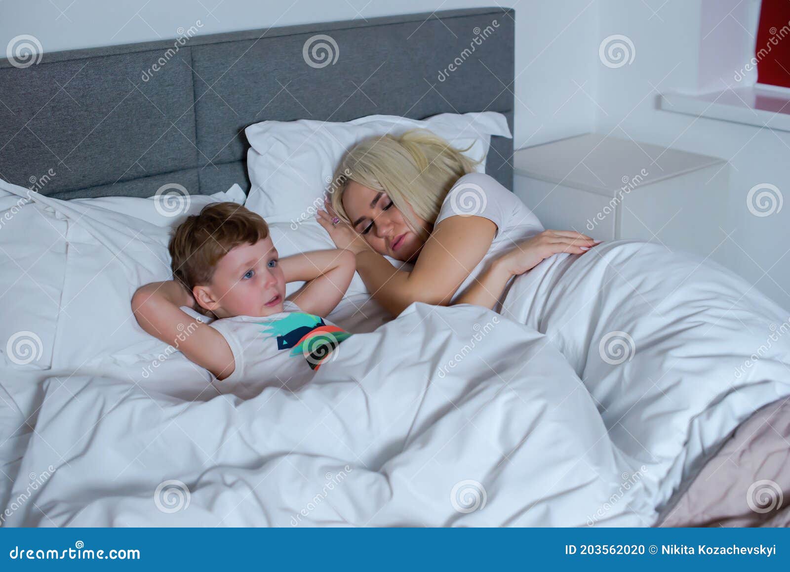 спящая мама азиатка и ее сын фото 63