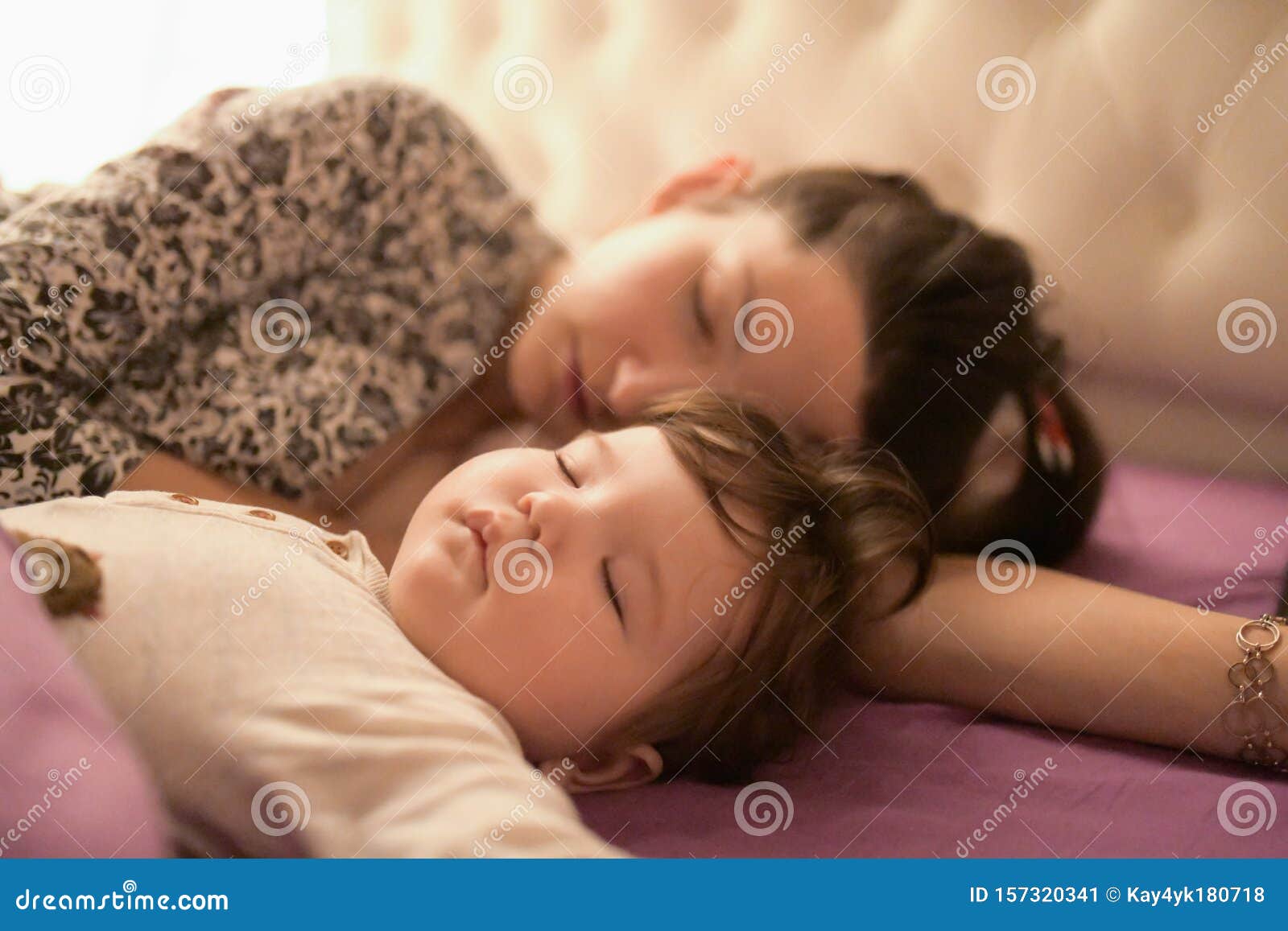Пышную спящую маму. Спящие дочери.