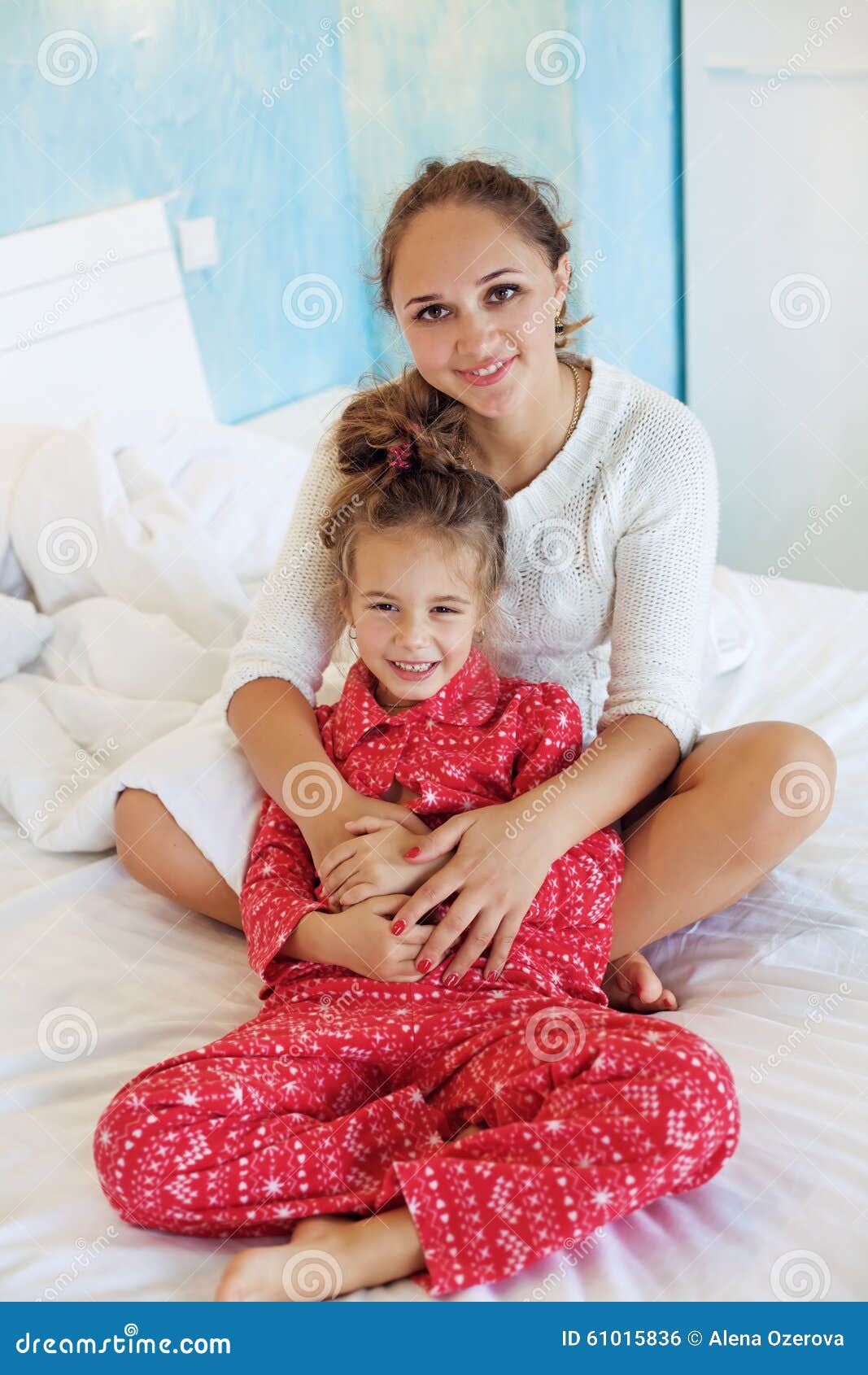 Мама с дочкой в постели. Мама с дочкой на кровати. Фото мама с дочкой в постели. Мама с дочкой фотосессия на кровати. Женщина с дочкой любительские фото.