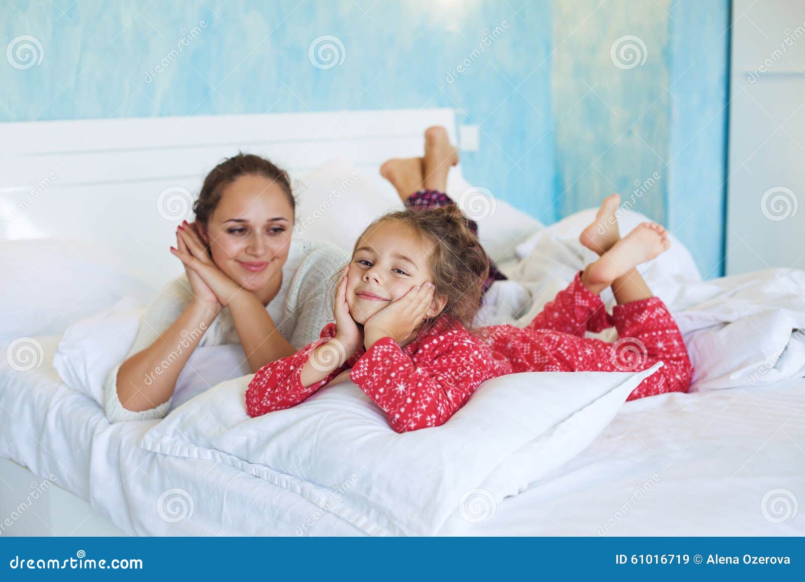 Мама с дочкой в постели. Мама с дочкой на кровати. Фотосессия мама и дочь в кровати. Мамас дочкой накрлвати. Мама и дочь в кровати в пижамах.