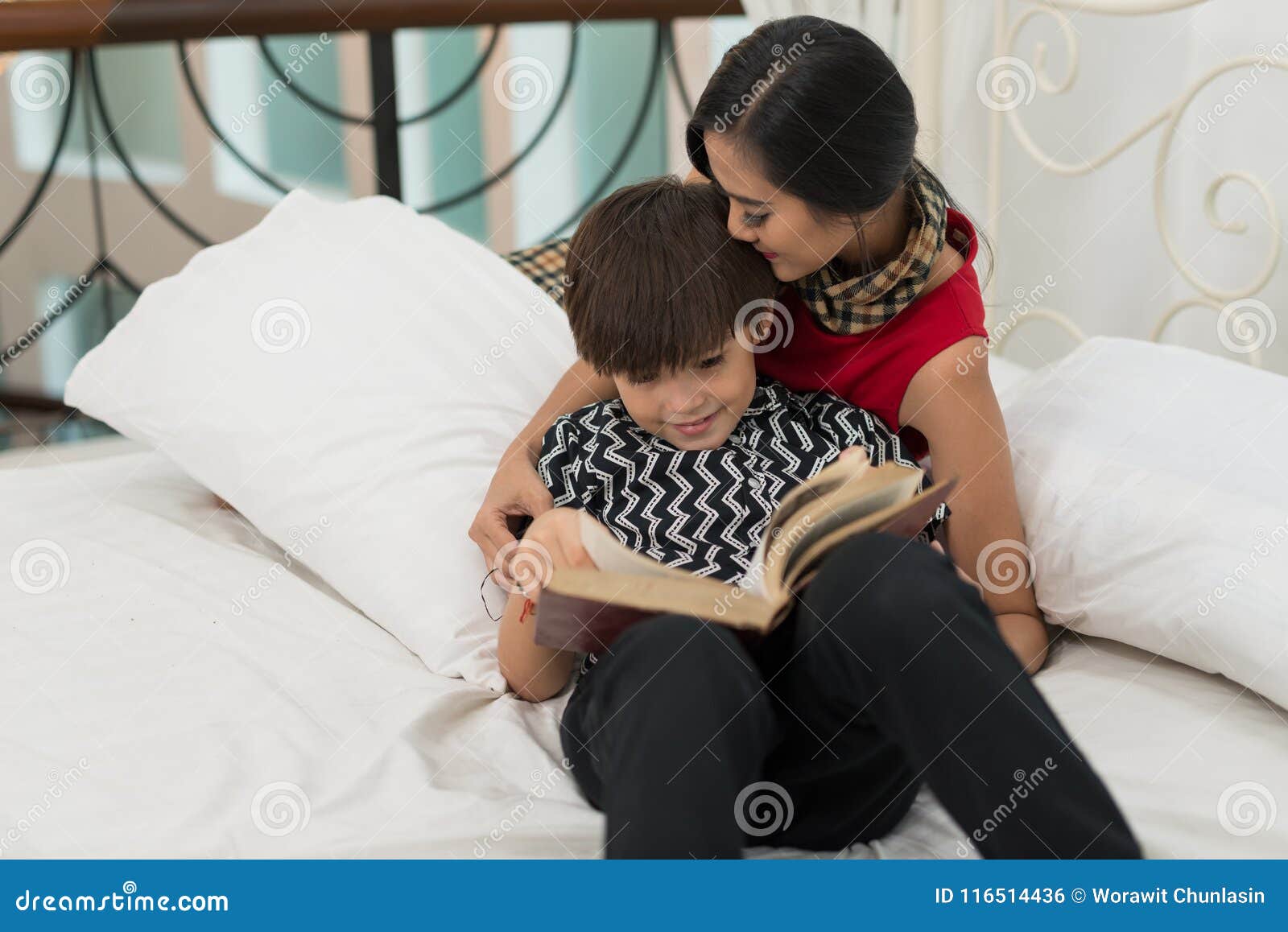 Помогла сыну читать. Мать преподаёт сыну анатомию.