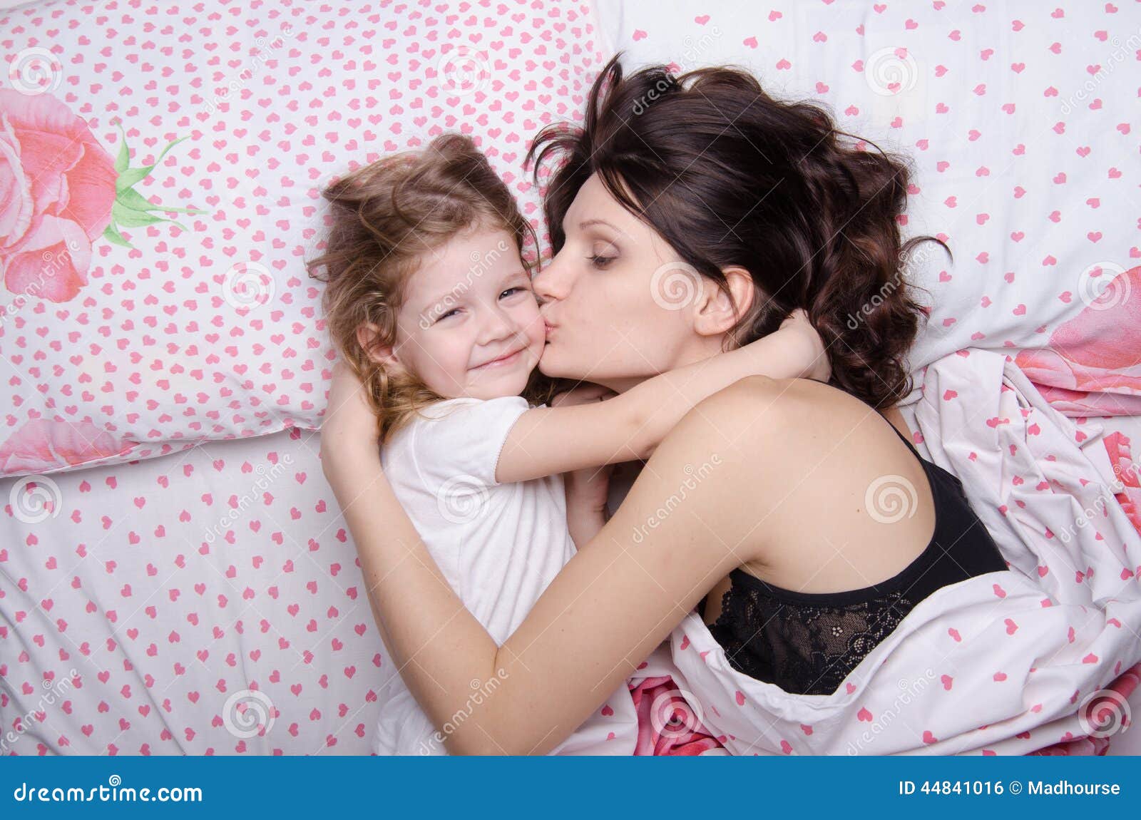 Пришел к маме в постели. Мама целует дочку. Мама с дочкой уснули. Мама с дочкой на кровати. С дочей в кровати.
