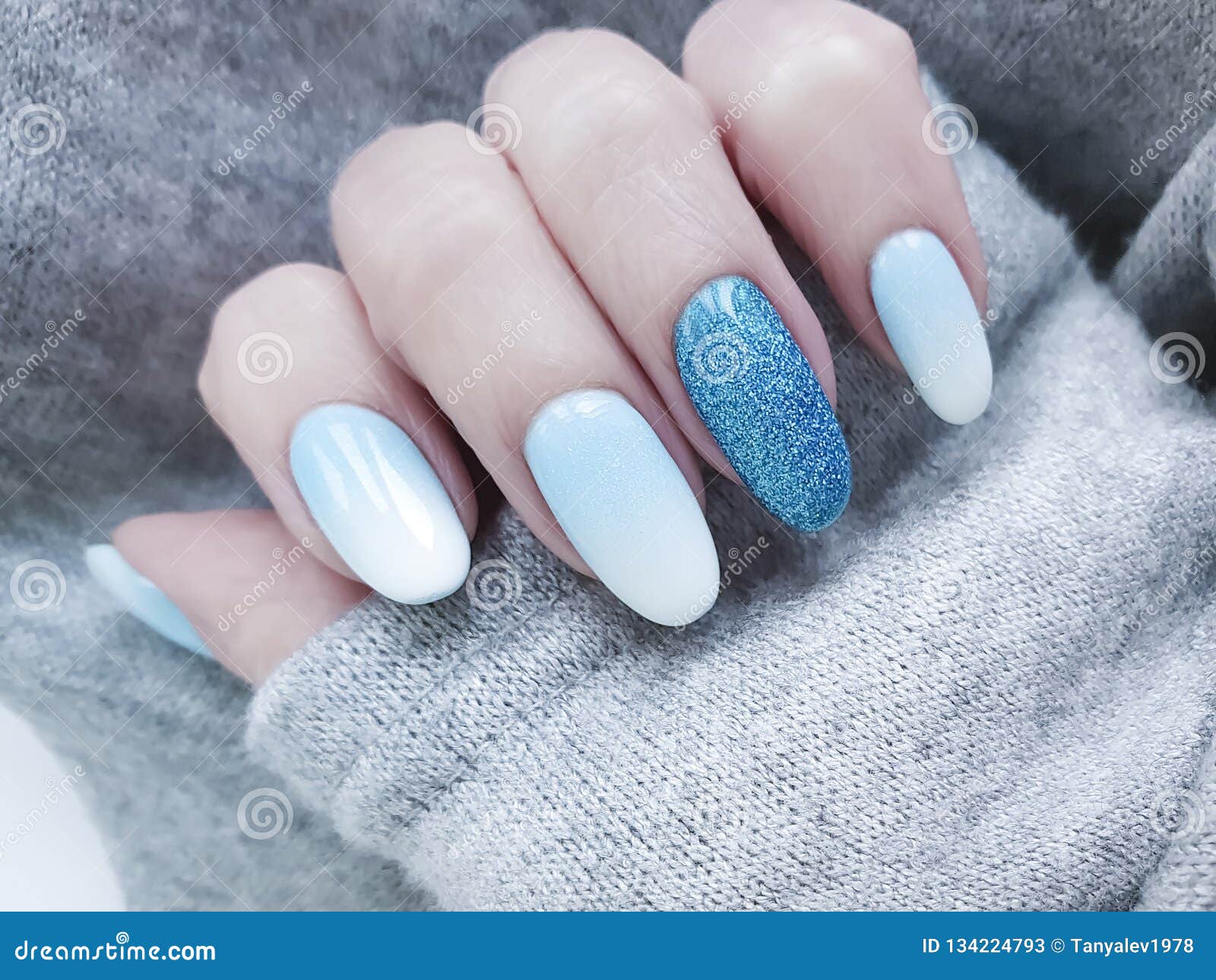 Маникюр женского Ombre дизайна моды руки красивого голубого стильного акриловый, свитер, зима Стоковое Изображение - изображение насчитывающей концепция, внимательность: 134224793