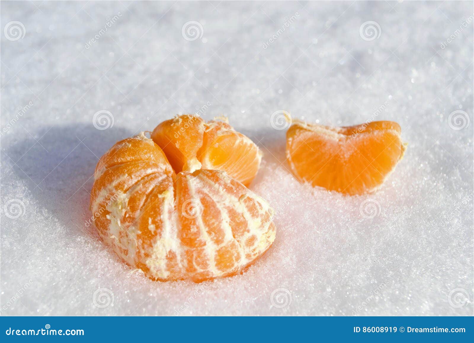 В пакете лежат мандарины. Мандарины на снегу. Мандарины в снегу на белом фоне. Мандарины на снегу рассыпал кто-то.