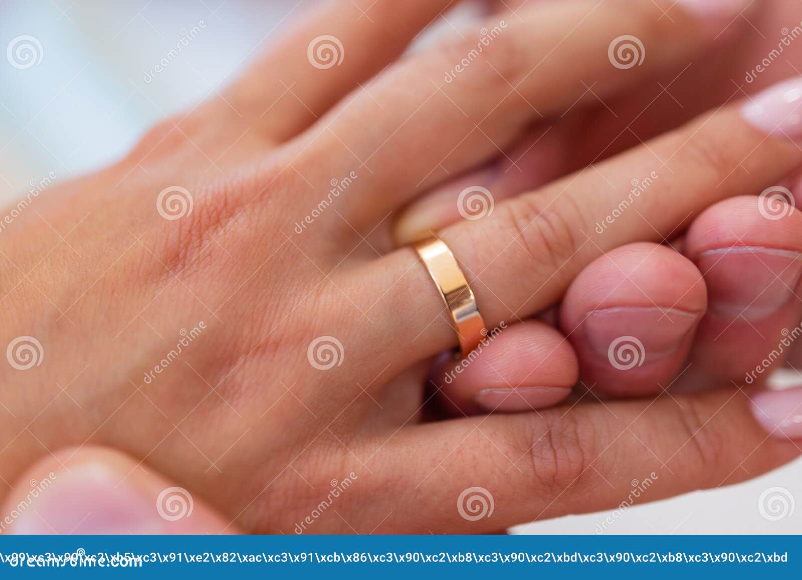 На какой руке носить обручальное кольцо вдове. На какой руке носят обручальное кольцо в Южной Корее.