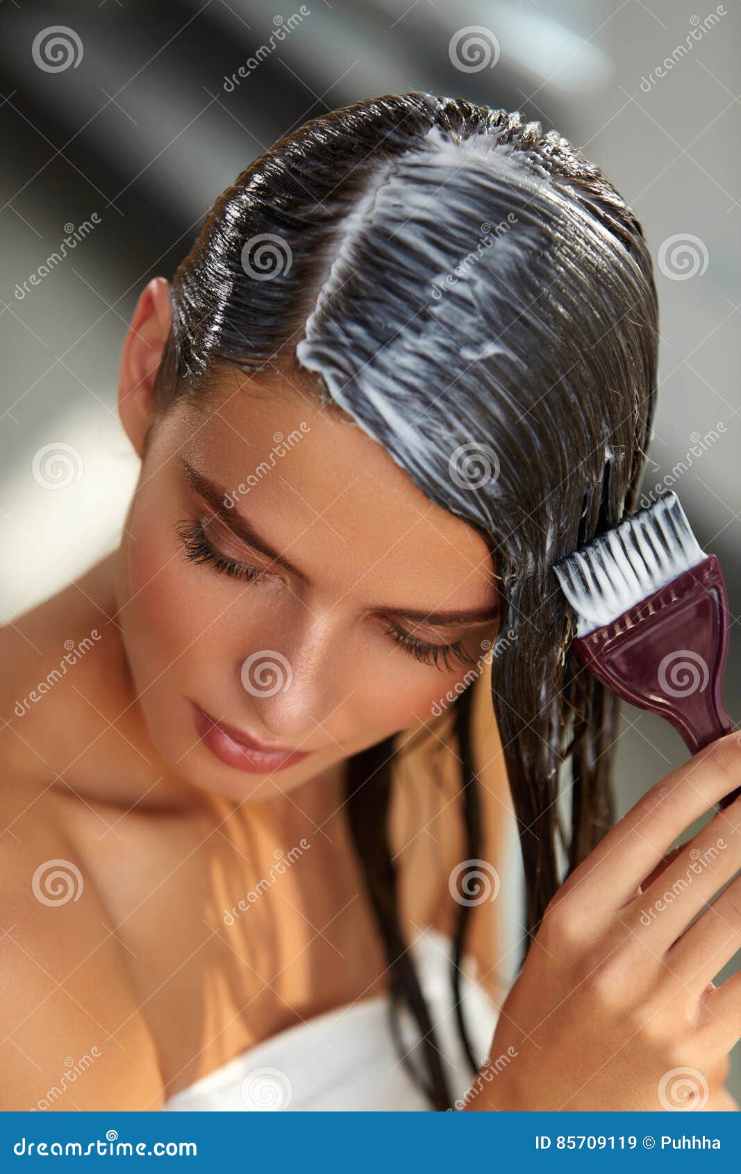 Маска на влажные волосы. Маска для волос девушка. Девушка наносит маску на волосы. Нанесение маски на волосы. Масочка с мокрыми волосами.