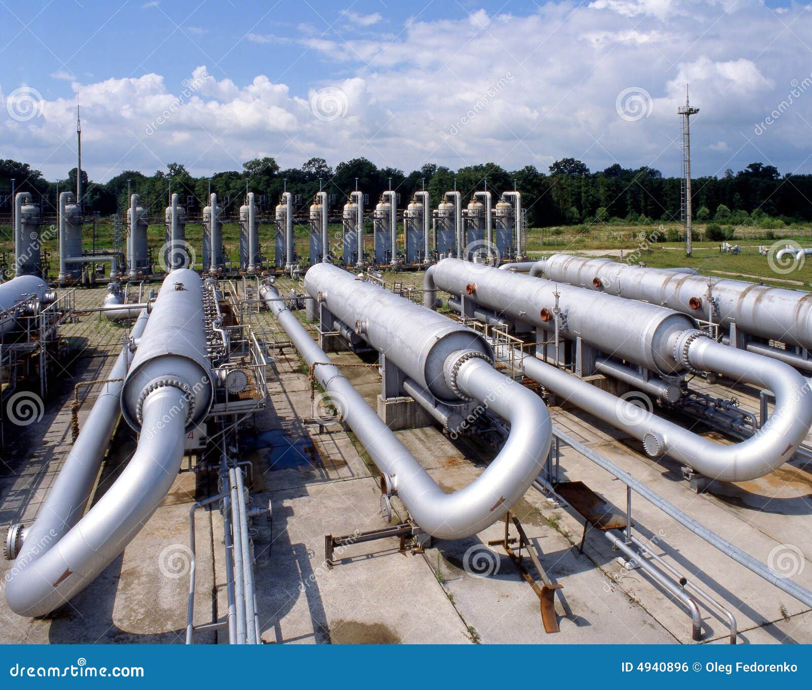 Завод газового конденсата. Нефтегазовый конденсат. Газовый конденсат. Газоконденсат фото. Конденсат в нефтяной сфере.