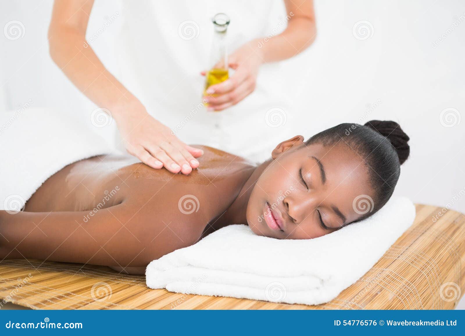 Негритянка делает массаж. Женщина на массажном столе. Массаж с маслицем милые. Женщины в массажном масле. Массаж с маслом каритэ.