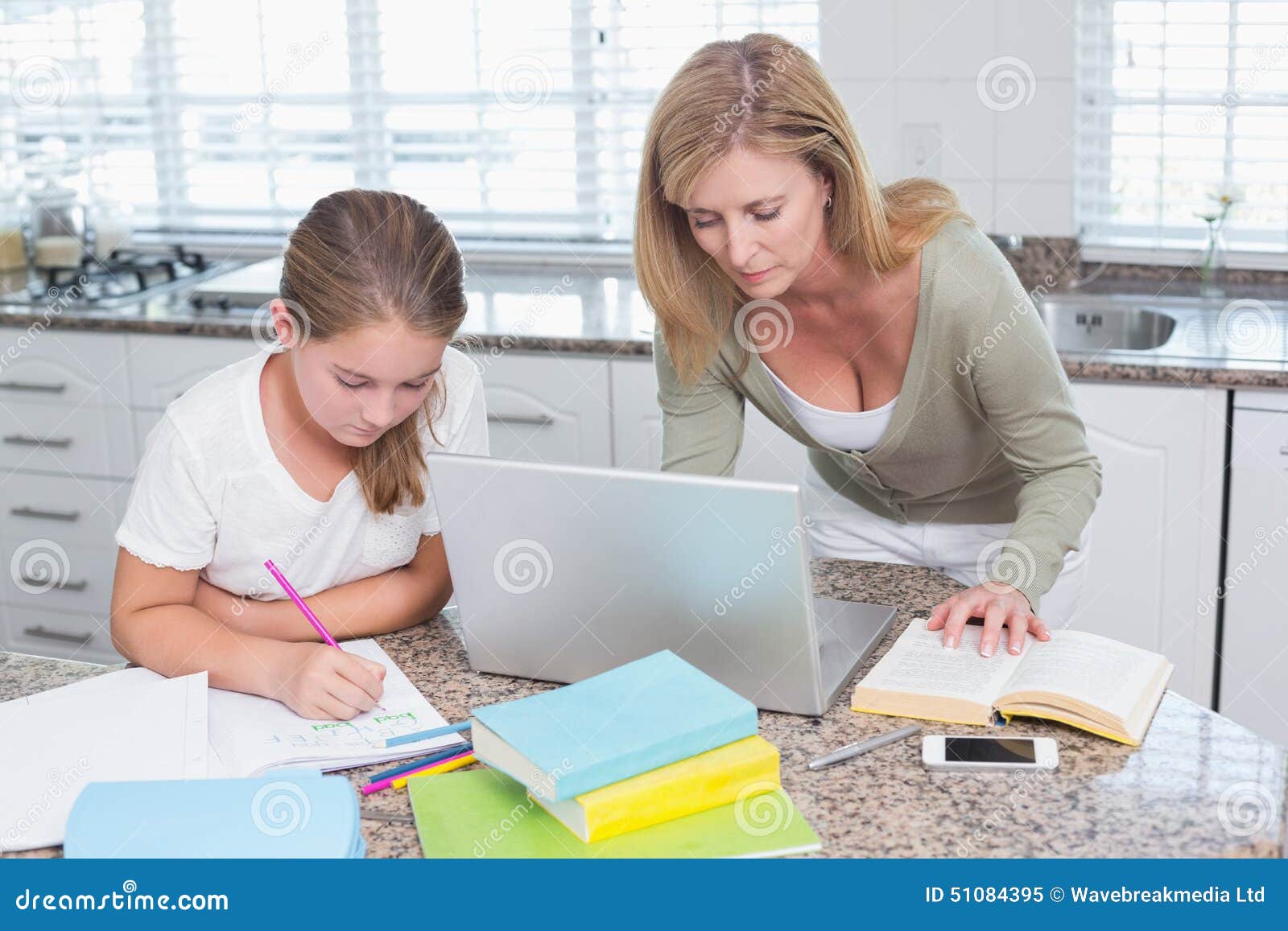 Найти работу дочери. Girl in the kitchen doing homework. Дочь студент. Проверка мамы на знание дочки. Мама работает дочка просит.