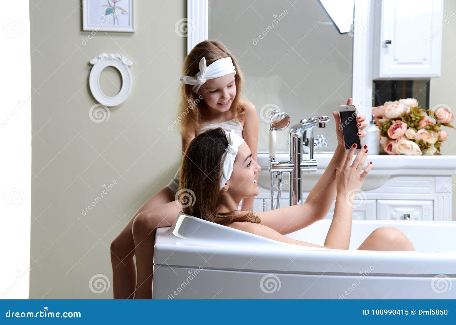 Дочь в душе видео. Фотосессия мама и дочка в ванной. Дочка ванна. Дочь в ванной. Мама в ванной комнате.