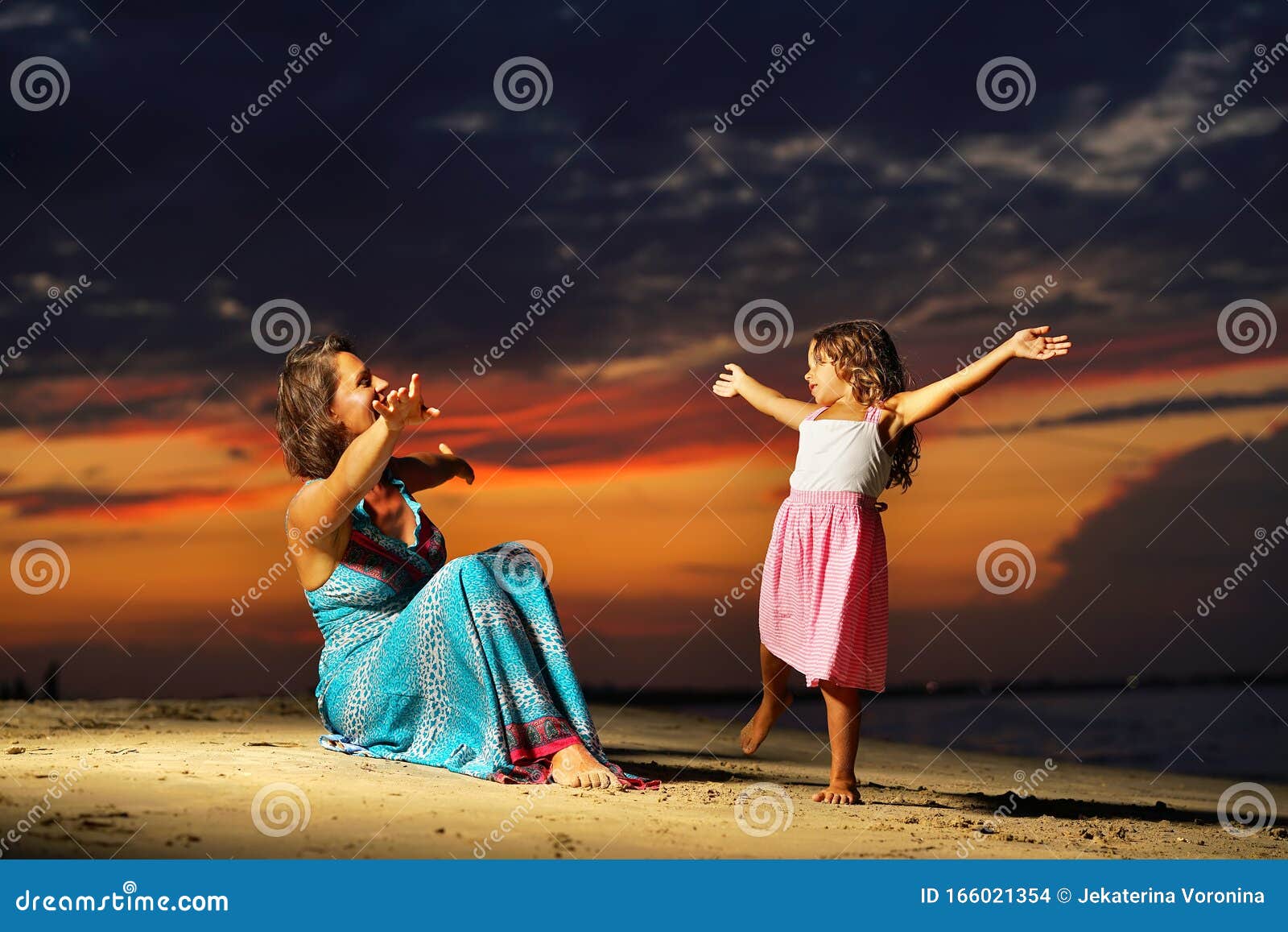 мать и дочь в море мать и дочь в море с закатом солнца Стоковое Фото - изображение  насчитывающей ослабьте, мать: 166021354