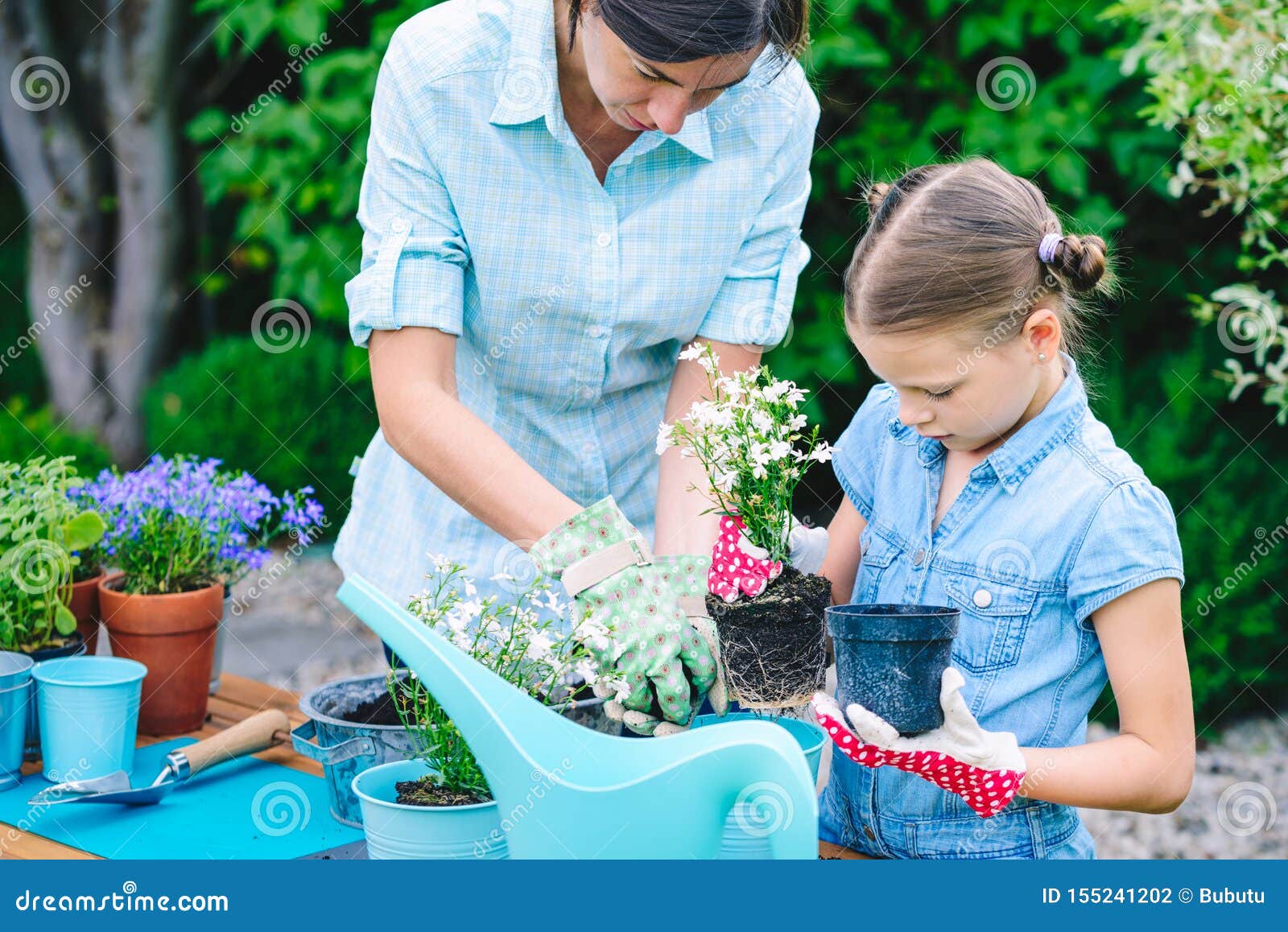 Мама цветы в горшке. Горшок с цветами для мамы. Посадка цветов в горшки с ребенком. Дети сажают цветы в горшки. Вместе с мамой сажает цветы.