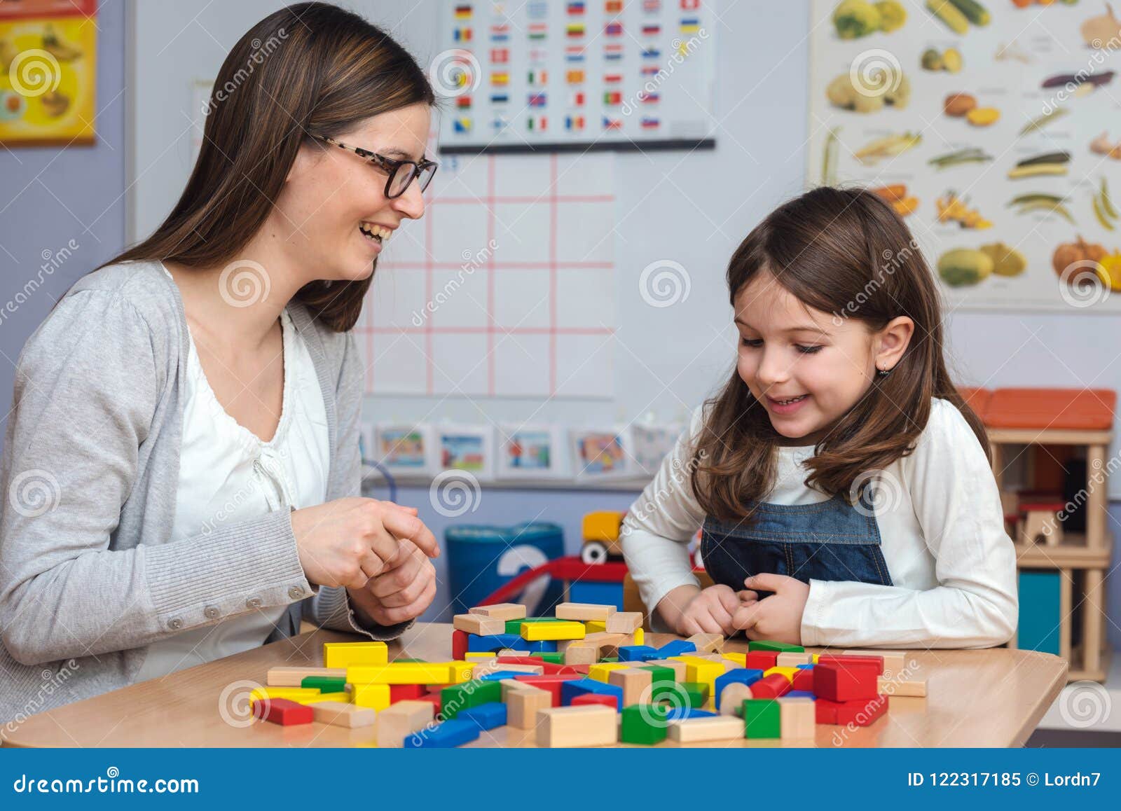 логопед и ребенок. игрушки для занятий с детьми аутистами. дошкольник и взрослый. игра учусь быть взрослым. занятия для детей с аутизмом.