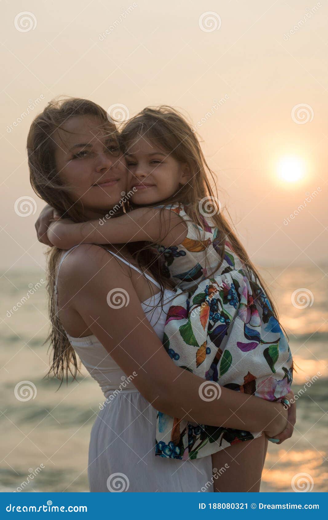 мать и дочь в море 