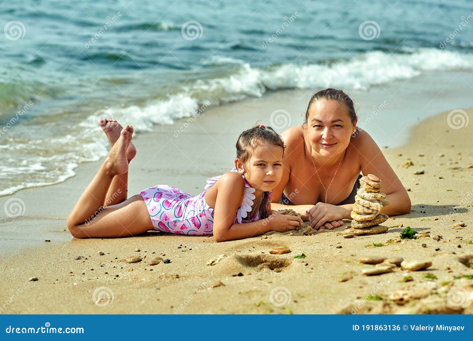 мать и дочь в море 