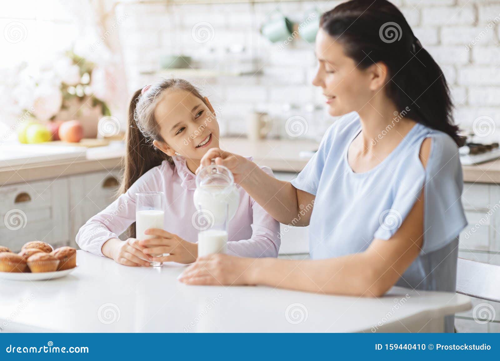 Daughters milk. Мама молоко ребенок. Мама наливает молоко. Мама пьет молоко. Мама наливает ребенку молоко.
