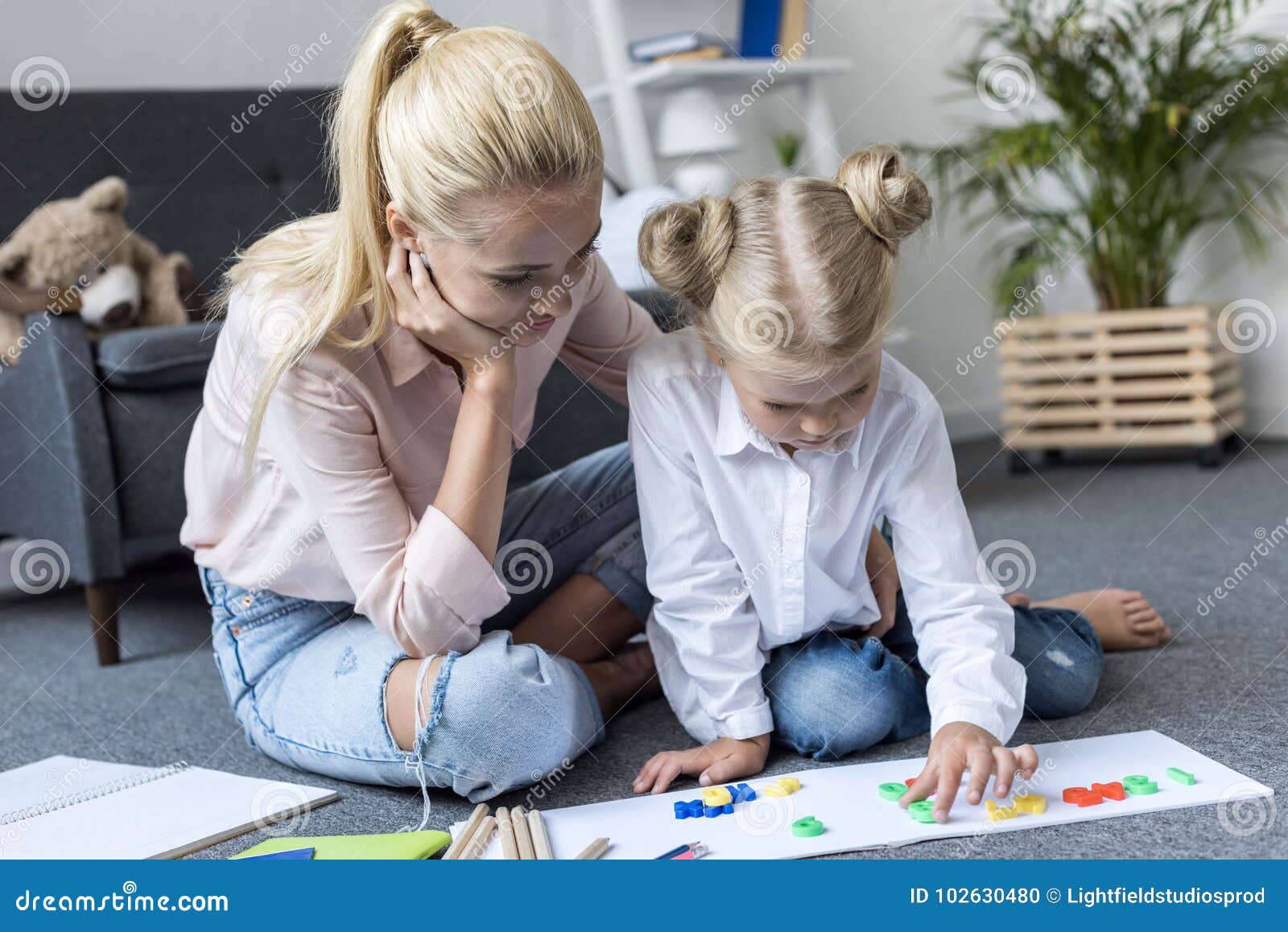 Учит дочь как правильно. Мама и дочь учатся. Дети изучают математику фотосессия.