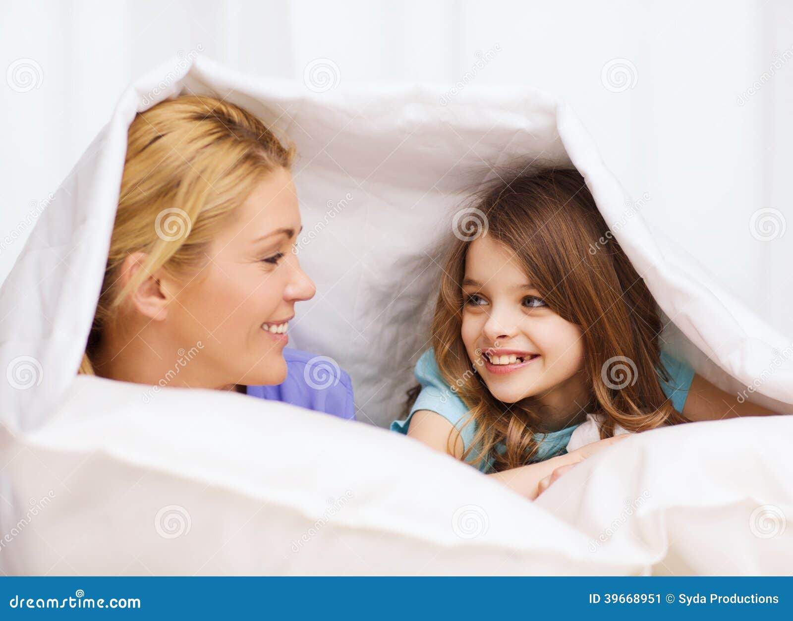 Чтение на ночь детям. Под одеялом с дочерью. Мама читает сказку на ночь. Под одеялом с дочерью. Дочка и мама под одеялом.