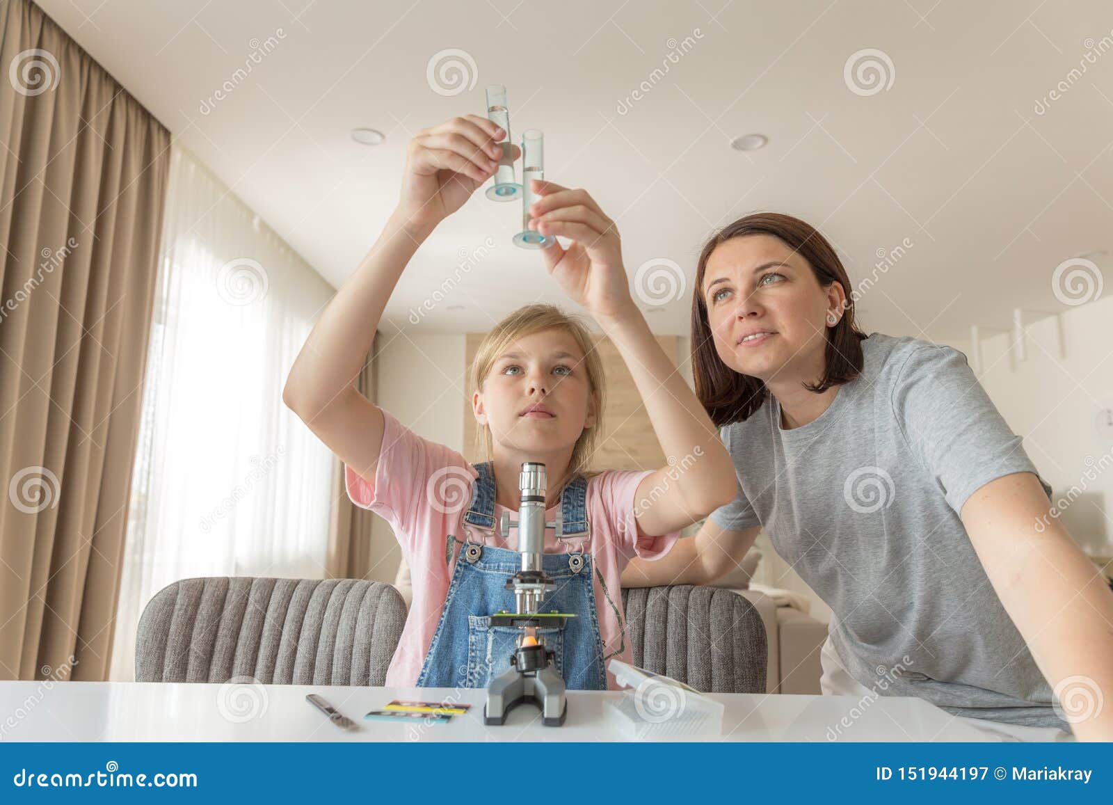 Как надо влюбиться в девочку. Дети учатся. Девочки первый опыт. Обучение детей. Первый опыт девочек.