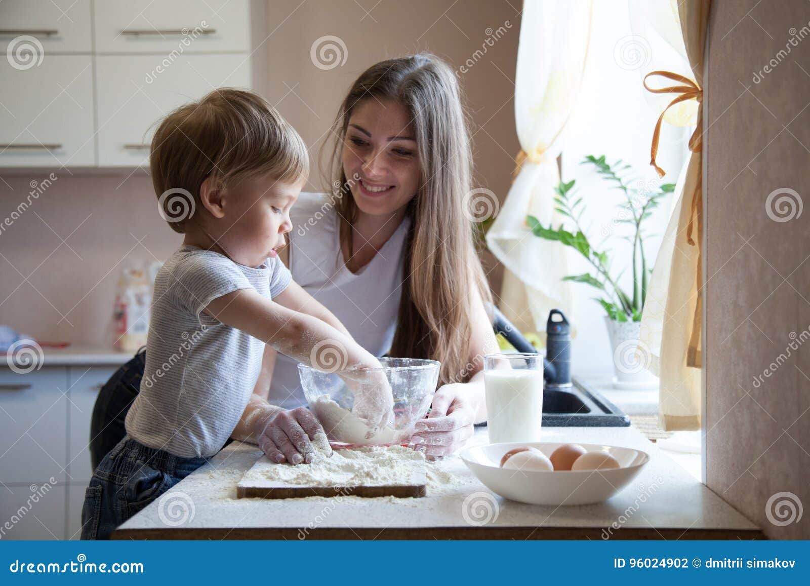 Мама с сыном русская кухня. Фотосессия мама с сыном на кухне. Мама готовит торт с сыном. Торт готовка мама. Торт для мамы и сына.