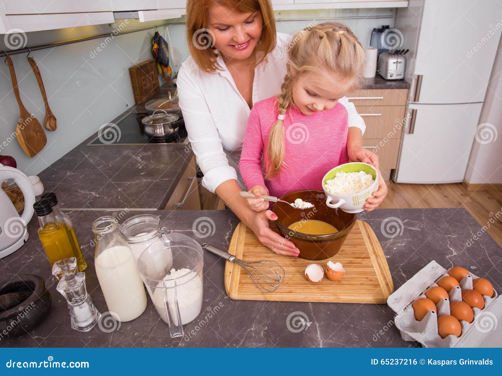 Мама готовит блины. Мама с дочкой пекут блины. Мама и дочь пекут торт. Блинчики приготовленные с мамой и дочкой. Мама печет блины.