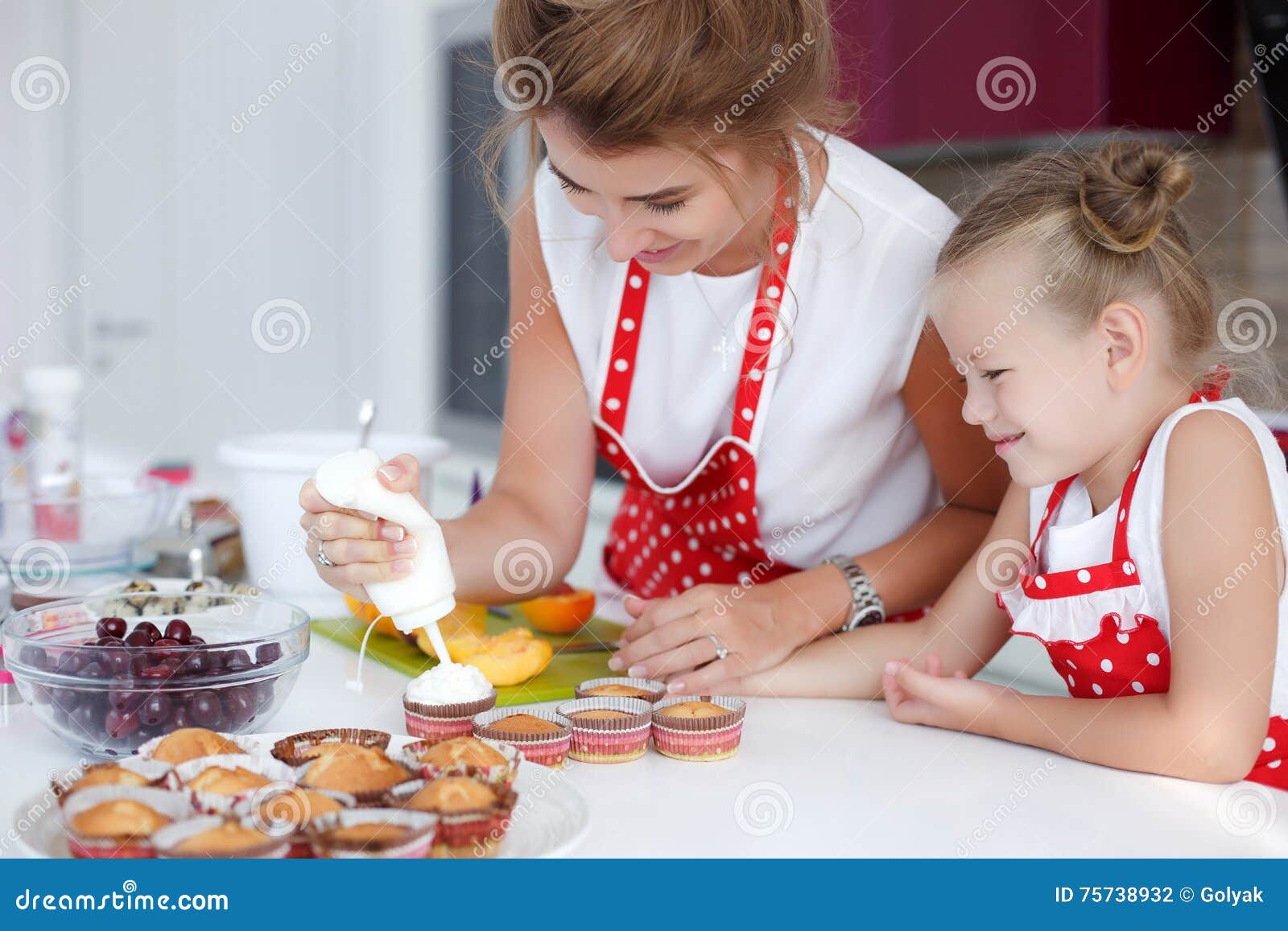 Мама печет торты. Мама с дочкой кушают сладости. Дети готовят десерт. Мама с дочкой готовят десерт. Фотосессии мамы и Дочки с пирожными.