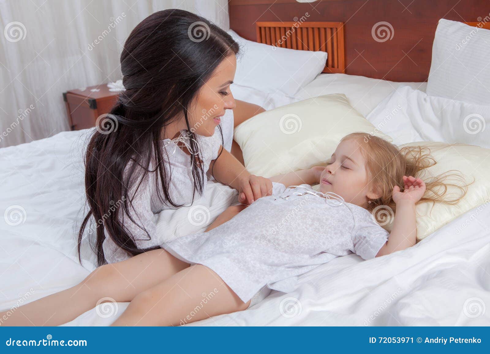 Дочка спал трусы. Мама с дочкой на кровати. Мамас дочкой накрлвати. Фотосессия с дочкой на кровати. Девочка и мама в постели -.